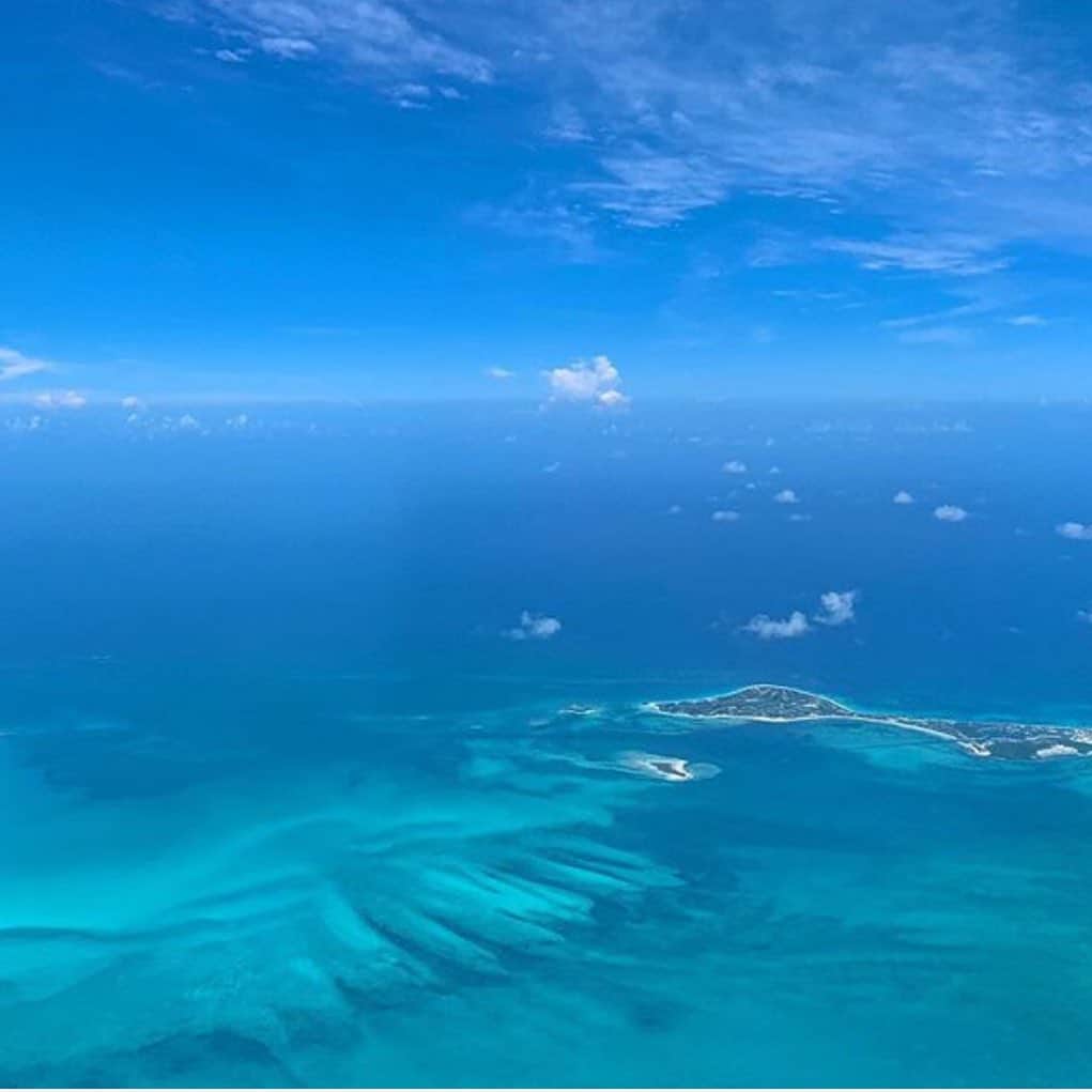 ボビー・ブラウンのインスタグラム：「🙏💙#bahamas  photo @damiansyoga」