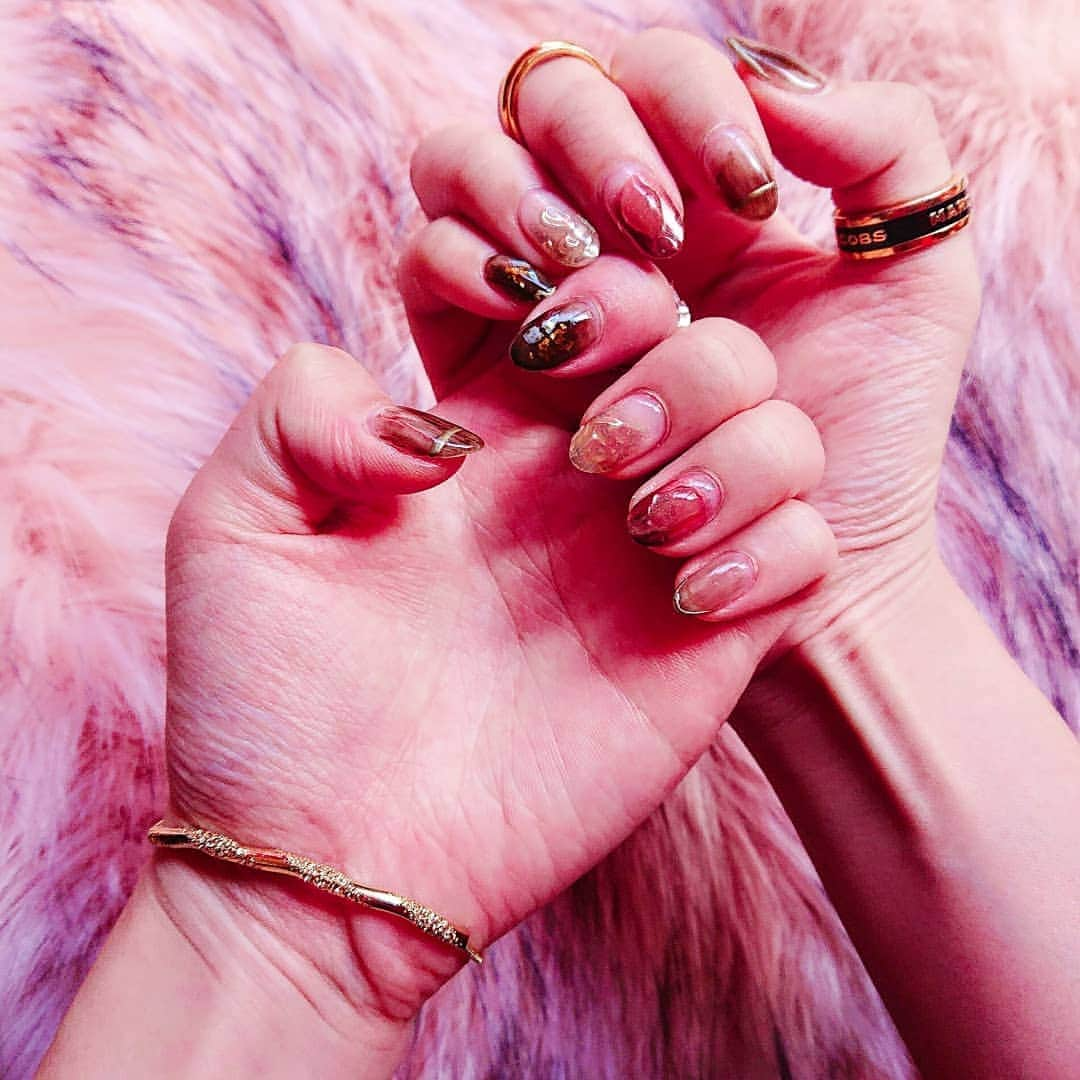 西内みなみさんのインスタグラム写真 - (西内みなみInstagram)「𝓝𝓮𝔀 𝓷𝓪𝓲𝓵 💅💗 秋っぽくニュアンスネイル🧸 . 新しいブレスレットもゲットした！ @h1na0823 さんありがとうございます🥰 ゴールドがやっぱり好きだな〜、、 #ネイル #ニュアンスネイル #september #ブレスレット #gold #みなみのネイル記録」9月1日 14時38分 - miiiiiiu3u6