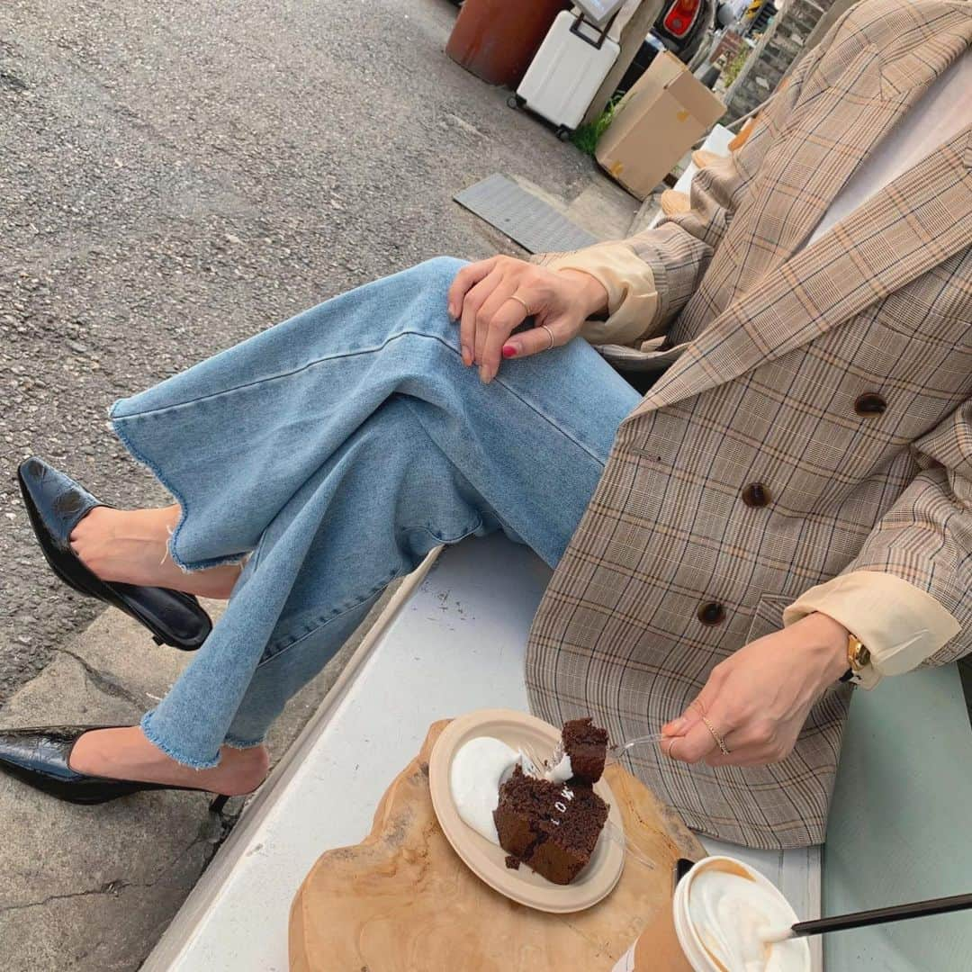 カン・ヘヨンさんのインスタグラム写真 - (カン・ヘヨンInstagram)「9월 1일☕️✨ 한 주의 마지막이자 한 달의 시작 〰️ 뭔가 싱숭생숭  따듯 따듯 컬러감의 #체크자켓 과 울 제작 #뮬 😊🖤」9月1日 14時31分 - mangdoo_noona