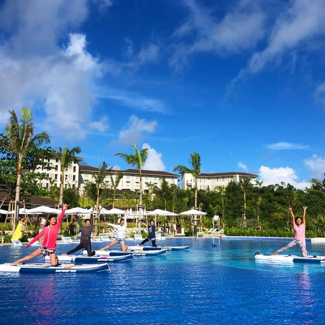 田中律子さんのインスタグラム写真 - (田中律子Instagram)「HALEKULANI SUP YOGA🏄‍♀️ この週末も沖縄は最高なお天気でしたー🌞🌈🙏雨予報が続いてたのに、沖縄来たらピーカン🌞 参加してくれたみなさま、ありがとうこざいました🙏❤️ 虹もたくさん見えたり、やっぱり沖縄は最幸ーーー🤩我が村恩納村は最幸やっさーーーー❤️ @halekulani_okinawa  #ハレクラニ沖縄  #halekulaniokinawa  #ハレクラニサップヨガ  #田中律子監修halekulanisupyoga  #田中律子監修ハレクラニサップヨガ  #supyoga」9月1日 14時36分 - ri2kotanaka