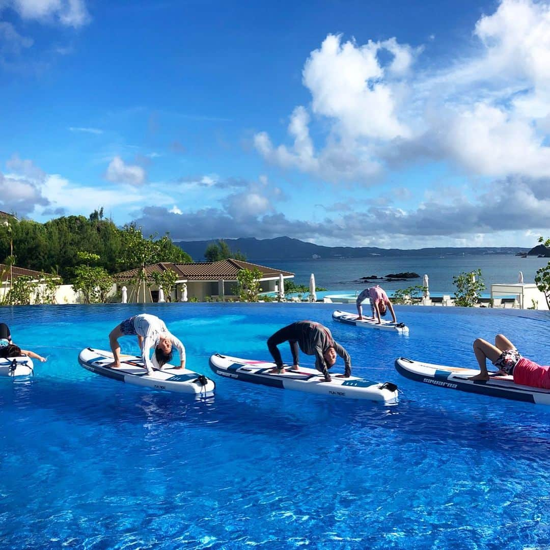 田中律子さんのインスタグラム写真 - (田中律子Instagram)「HALEKULANI SUP YOGA🏄‍♀️ この週末も沖縄は最高なお天気でしたー🌞🌈🙏雨予報が続いてたのに、沖縄来たらピーカン🌞 参加してくれたみなさま、ありがとうこざいました🙏❤️ 虹もたくさん見えたり、やっぱり沖縄は最幸ーーー🤩我が村恩納村は最幸やっさーーーー❤️ @halekulani_okinawa  #ハレクラニ沖縄  #halekulaniokinawa  #ハレクラニサップヨガ  #田中律子監修halekulanisupyoga  #田中律子監修ハレクラニサップヨガ  #supyoga」9月1日 14時36分 - ri2kotanaka