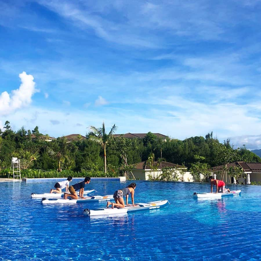 田中律子さんのインスタグラム写真 - (田中律子Instagram)「HALEKULANI SUP YOGA🏄‍♀️ この週末も沖縄は最高なお天気でしたー🌞🌈🙏雨予報が続いてたのに、沖縄来たらピーカン🌞 参加してくれたみなさま、ありがとうこざいました🙏❤️ 虹もたくさん見えたり、やっぱり沖縄は最幸ーーー🤩我が村恩納村は最幸やっさーーーー❤️ @halekulani_okinawa  #ハレクラニ沖縄  #halekulaniokinawa  #ハレクラニサップヨガ  #田中律子監修halekulanisupyoga  #田中律子監修ハレクラニサップヨガ  #supyoga」9月1日 14時36分 - ri2kotanaka