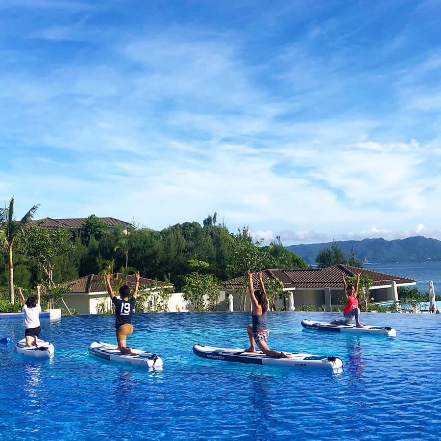 田中律子さんのインスタグラム写真 - (田中律子Instagram)「HALEKULANI SUP YOGA🏄‍♀️ この週末も沖縄は最高なお天気でしたー🌞🌈🙏雨予報が続いてたのに、沖縄来たらピーカン🌞 参加してくれたみなさま、ありがとうこざいました🙏❤️ 虹もたくさん見えたり、やっぱり沖縄は最幸ーーー🤩我が村恩納村は最幸やっさーーーー❤️ @halekulani_okinawa  #ハレクラニ沖縄  #halekulaniokinawa  #ハレクラニサップヨガ  #田中律子監修halekulanisupyoga  #田中律子監修ハレクラニサップヨガ  #supyoga」9月1日 14時36分 - ri2kotanaka