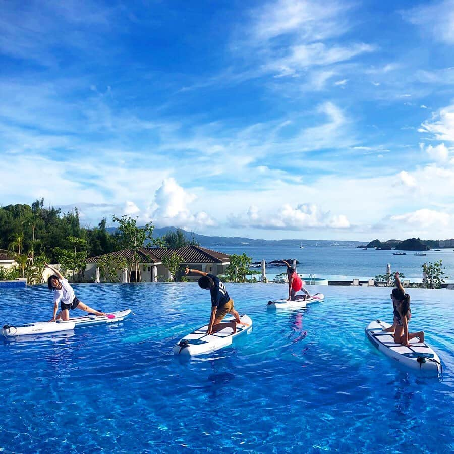 田中律子さんのインスタグラム写真 - (田中律子Instagram)「HALEKULANI SUP YOGA🏄‍♀️ この週末も沖縄は最高なお天気でしたー🌞🌈🙏雨予報が続いてたのに、沖縄来たらピーカン🌞 参加してくれたみなさま、ありがとうこざいました🙏❤️ 虹もたくさん見えたり、やっぱり沖縄は最幸ーーー🤩我が村恩納村は最幸やっさーーーー❤️ @halekulani_okinawa  #ハレクラニ沖縄  #halekulaniokinawa  #ハレクラニサップヨガ  #田中律子監修halekulanisupyoga  #田中律子監修ハレクラニサップヨガ  #supyoga」9月1日 14時36分 - ri2kotanaka