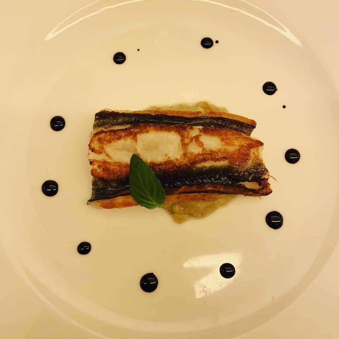 志摩有子さんのインスタグラム写真 - (志摩有子Instagram)「昨夜のピアットスズキ。やっぱり来るたびに深く頷く美味しさなのだ。香ばしくとろける穴子と茄子もグリルしたタコとジャガイモのサラダも。海老とヘベスのリゾットに至っては美味しすぎて泣けた😭😭 #cucinaitaliana  #ピアットスズキ #鈴木弥平シェフ  #ホーム」9月1日 14時37分 - ariko418