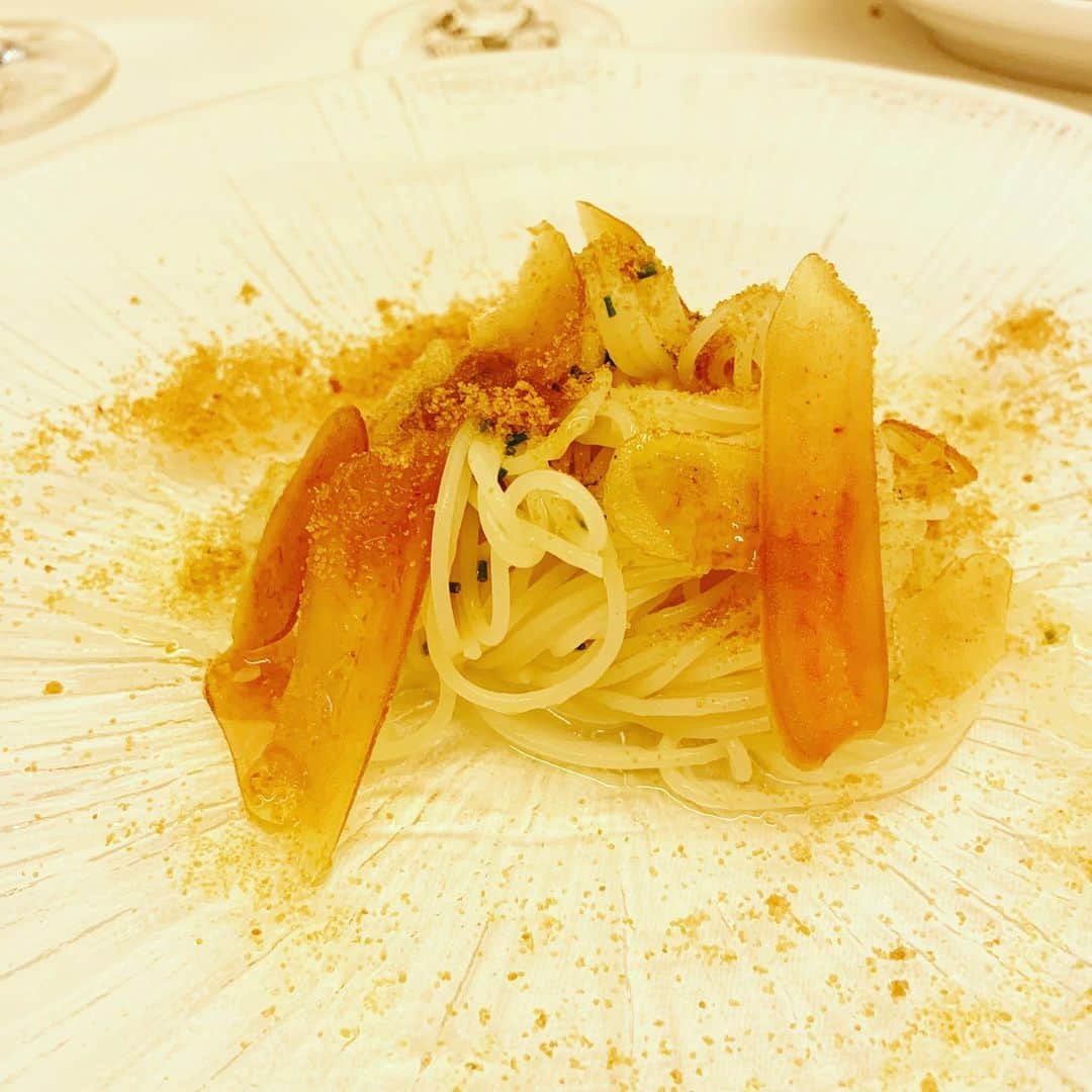 志摩有子さんのインスタグラム写真 - (志摩有子Instagram)「昨夜のピアットスズキ。やっぱり来るたびに深く頷く美味しさなのだ。香ばしくとろける穴子と茄子もグリルしたタコとジャガイモのサラダも。海老とヘベスのリゾットに至っては美味しすぎて泣けた😭😭 #cucinaitaliana  #ピアットスズキ #鈴木弥平シェフ  #ホーム」9月1日 14時37分 - ariko418