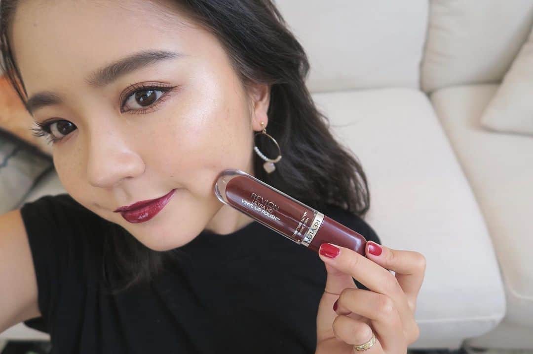 のインスタグラム：「最近の推しリップ🥺 @revlon の #ultrahdvinyllippolish 多分色は915かな？🤔 ㅤㅤㅤㅤㅤㅤㅤㅤㅤㅤㅤㅤㅤ ツヤと色持ちが良い！ 秋カラーでめちゃくちゃかわいい🥺❤️ ㅤㅤㅤㅤㅤㅤㅤㅤㅤㅤㅤㅤㅤ amazonで輸入しました🧡 #instagram #instalove #liquidlipstick  #japan  #メイク  #YouTube  #cosmetics #love #me #makeup  #Revlon #fashion #shii_make🌹 #メイク #コスメ  #新作コスメ #プチプラ #秋コスメ #くすみリップ #プラムカラー #秋メイク #lip」