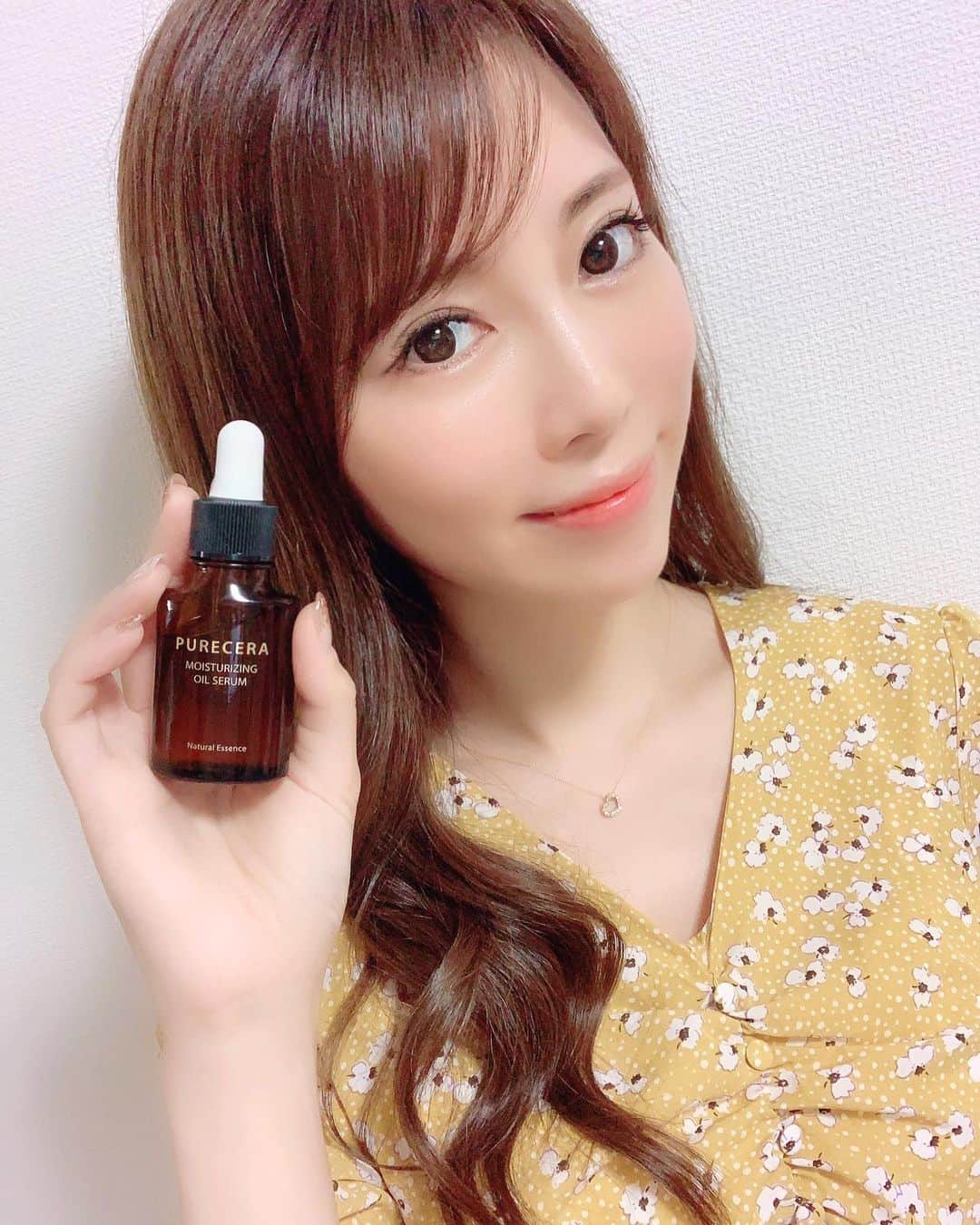 のインスタグラム：「日焼けして、 乾燥気味のお肌に潤いを与えてくれる、 天然ヒト型セラミドを配合した高保湿な美容オイル✨ @purecera_official  ピュアセラは3種類のオイルに加え、天然ヒト型セラミドと肌内のセラミド生産力を高める和漢植物エキスを配合しています。  数あるセラミドのなかでも保湿力が植物セラミドの15倍と圧倒的に高い「天然ヒト型セラミド」なので、 保湿力が圧倒的に高く、潤いやハリを実感します☺️ ・ 洗顔中に剥がれてしまったセラミドを直ぐに補うことができ乾燥を防げるから、洗顔後すぐに使っています。 ホホバ、マカダミア、アルガンの3種類のオイルがお肌を柔らかくして、化粧水、美容液の浸透がUPするよ♬  無添加で安心して使えるし、 これからの季節の変わり目の乾燥対策に使用します💕 ・ ・ ・ ・ ・ ・ ・ ・ ・ ・ #ピュアセラ #PURECERA #ピュアセラ美容オイル #セラミド #ホホバオイル #アルガンオイル #オーガニック#美容#美容好きな人と繋がりたい#美肌#美白#美意識#美意識高い人と繋がりたい#モデル#インフルエンサー#レースクイーン#撮影モデル#保湿#ファッション#コーディネート#ビューティー#beauty#美容液#フォロワー募集中」