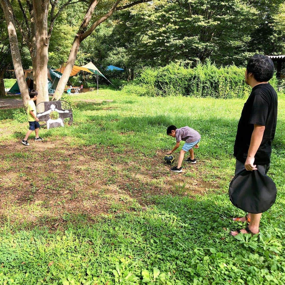 高橋志津奈さんのインスタグラム写真 - (高橋志津奈Instagram)「夏休み最後の週末は6家族でキャンプに行ってきました！ . 今回はツインリンク茂木に！ . 男の子が意外と多くて、ついてから寝るまで、朝起きてからまた夜までズーーーット虫取り😂😂 . 女子チームがアブやらセミやら蛾やらにキャーキャー言ってる横でずっと虫取り🤣🤣 . せっかくツインリンクだったので遊ぶ場所に行くつもりでしたが、男子はこっちの方が楽しかったみたい😂 . なんだかスタンドバイミー見たいと言いながら母たちはお酒片手に微笑ましく見守りながらご飯作ったり、おしゃべりタイムしたり😊 . 二泊だったのでゆっくりできて楽しかった！ . #summer#キャンプ#ツインリンク茂木#夏休み#2019#男の子の夏休み#虫取り」9月1日 14時46分 - shizunan