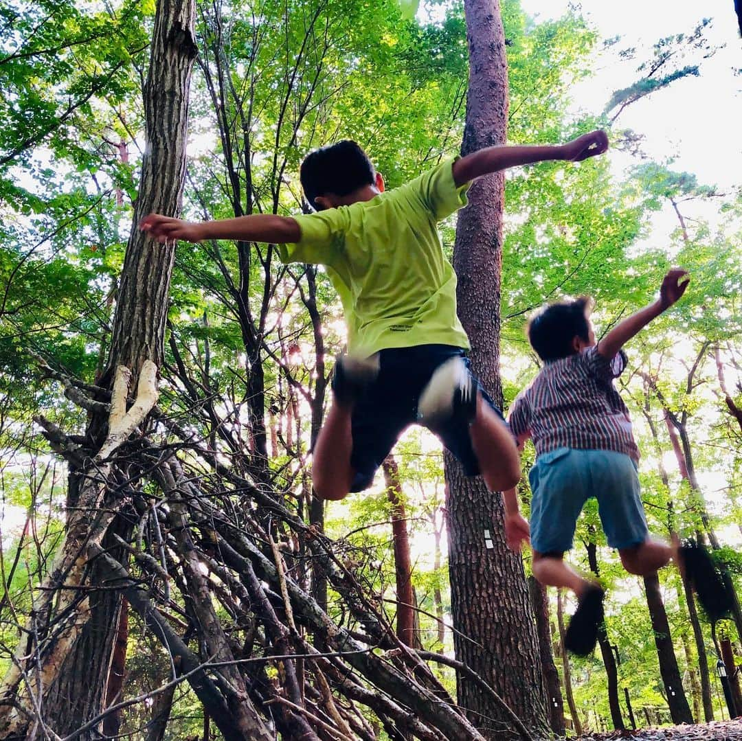 高橋志津奈さんのインスタグラム写真 - (高橋志津奈Instagram)「夏休み最後の週末は6家族でキャンプに行ってきました！ . 今回はツインリンク茂木に！ . 男の子が意外と多くて、ついてから寝るまで、朝起きてからまた夜までズーーーット虫取り😂😂 . 女子チームがアブやらセミやら蛾やらにキャーキャー言ってる横でずっと虫取り🤣🤣 . せっかくツインリンクだったので遊ぶ場所に行くつもりでしたが、男子はこっちの方が楽しかったみたい😂 . なんだかスタンドバイミー見たいと言いながら母たちはお酒片手に微笑ましく見守りながらご飯作ったり、おしゃべりタイムしたり😊 . 二泊だったのでゆっくりできて楽しかった！ . #summer#キャンプ#ツインリンク茂木#夏休み#2019#男の子の夏休み#虫取り」9月1日 14時46分 - shizunan