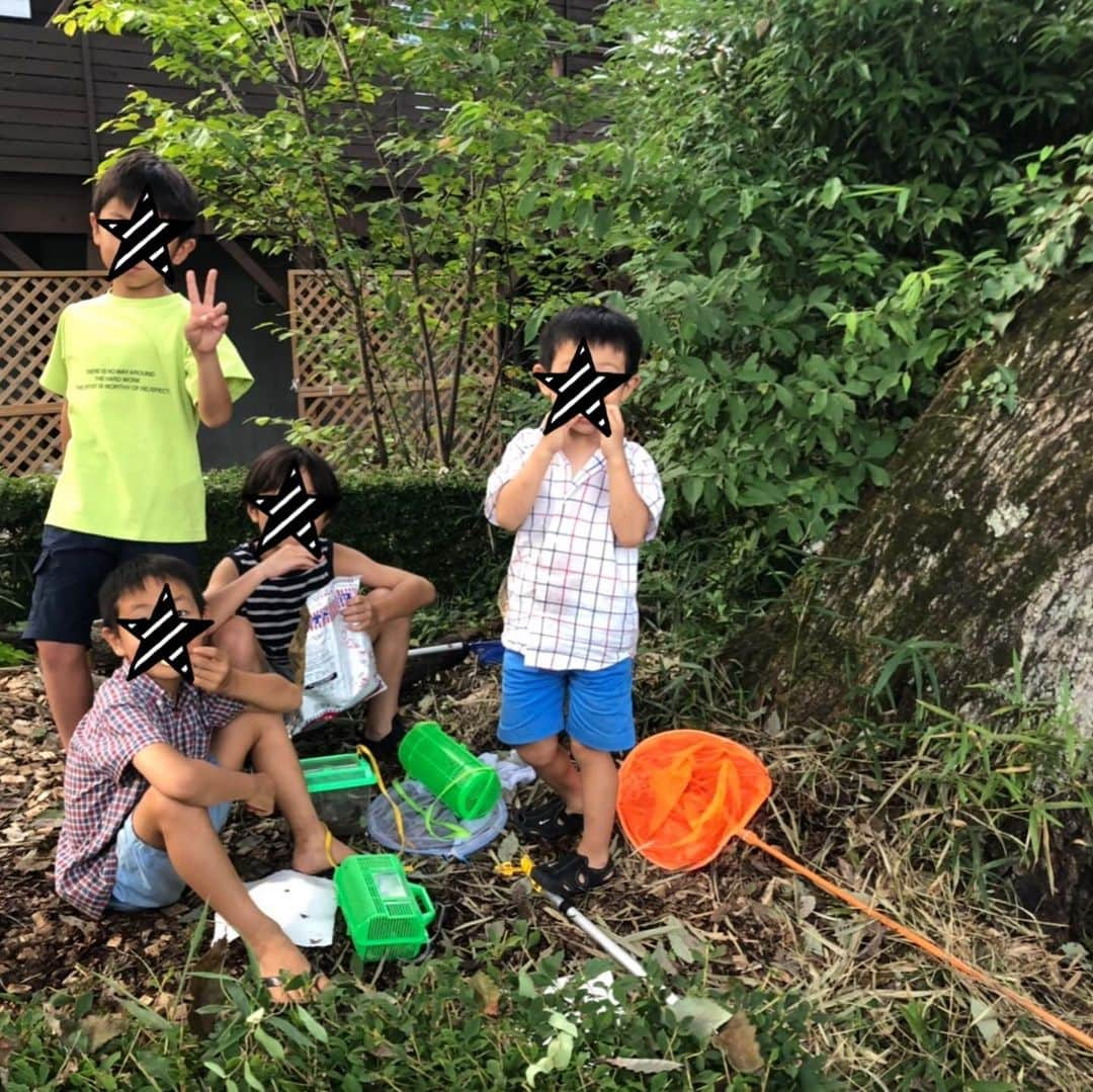 高橋志津奈さんのインスタグラム写真 - (高橋志津奈Instagram)「夏休み最後の週末は6家族でキャンプに行ってきました！ . 今回はツインリンク茂木に！ . 男の子が意外と多くて、ついてから寝るまで、朝起きてからまた夜までズーーーット虫取り😂😂 . 女子チームがアブやらセミやら蛾やらにキャーキャー言ってる横でずっと虫取り🤣🤣 . せっかくツインリンクだったので遊ぶ場所に行くつもりでしたが、男子はこっちの方が楽しかったみたい😂 . なんだかスタンドバイミー見たいと言いながら母たちはお酒片手に微笑ましく見守りながらご飯作ったり、おしゃべりタイムしたり😊 . 二泊だったのでゆっくりできて楽しかった！ . #summer#キャンプ#ツインリンク茂木#夏休み#2019#男の子の夏休み#虫取り」9月1日 14時46分 - shizunan