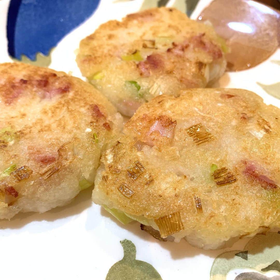 野間美由紀のインスタグラム：「大根餅が食べたくなって作ってみました。レシピはこちらのを参考にしてチーズは無しで。 https://oceans-nadia.com/user/22780/recipe/369636」