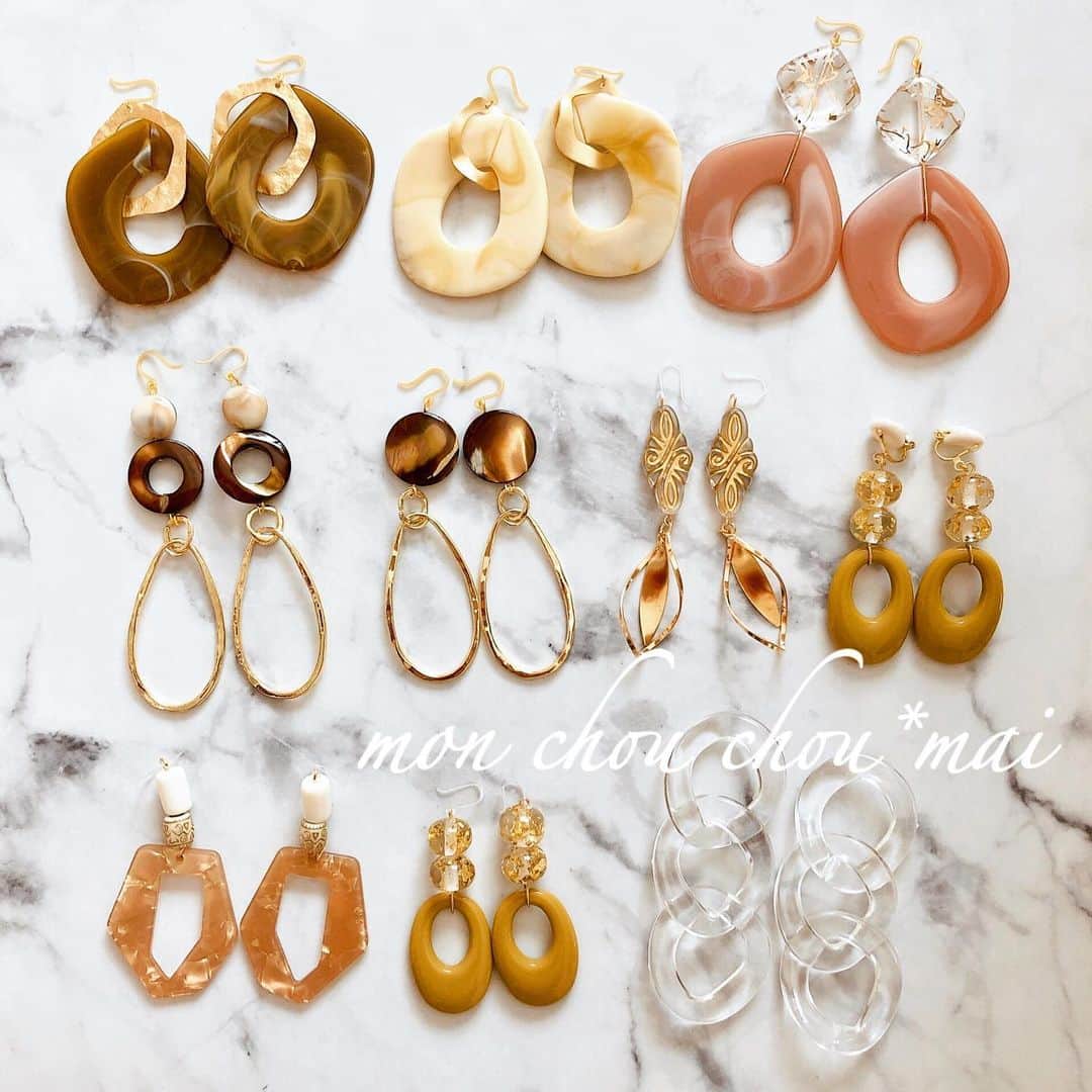のインスタグラム：「#ゲリラセール🤭💕 ♡♡♡ #ハンドメイドピアス #ハンドメイドイヤリング #ハンドメイドアクセサリー ━︎━︎━︎━︎━︎━︎━︎━︎━︎━︎━︎━︎━︎━︎━︎━︎━︎━︎━︎━︎ ✔️a〜s ¥1,000🧸💕 ✔️1〜11 ¥1,000🧸💕 ✔️A.B（樹脂ピアス）♡¥1,000🧸💕 ✔️グレー花（樹脂ピアス ）♡¥1,500🧸💕 ━︎━︎━︎━︎━︎━︎━︎━︎━︎━︎━︎━︎━︎━︎━︎━︎━︎━︎━︎━︎ コメント欄、ダイレクトメール等にてピアス、イヤリングなどご相談ください。 発送ご希望の方もお申し出くださいませ♡ ━︎━︎━︎━︎━︎━︎━︎━︎━︎━︎━︎━︎━︎━︎━︎━︎━︎━︎━︎━︎ Instagramにてゲリラセールをするのは初の試みではありますが、この機会になかなか普段アクセサリーを付けない方にもお試しいただけますよう…またコーディネートが楽しめますように目にとまってもらえたら幸いです🙇‍♀️♡ ━︎━︎━︎━︎━︎━︎━︎━︎━︎━︎━︎━︎━︎━︎━︎━︎━︎━︎━︎━︎ #ママコーデ #ママファッション #大振りピアス #大振りイヤリング #ゆらゆら #樹脂ピアス #アレルギー #セール #ファッション #コーデ #大人可愛い #秋 #べっこう #ピアス #イヤリング #キラキラ #男の子ママ #女の子ママ #おでかけ #お揃い #プレゼント #贈り物 #ギフト #誕生日プレゼント ━︎━︎━︎━︎━︎━︎━︎━︎━︎━︎━︎━︎━︎━︎━︎━︎━︎━︎━︎━︎ みなさんがhappy💕でいられますように🙏✨✨」