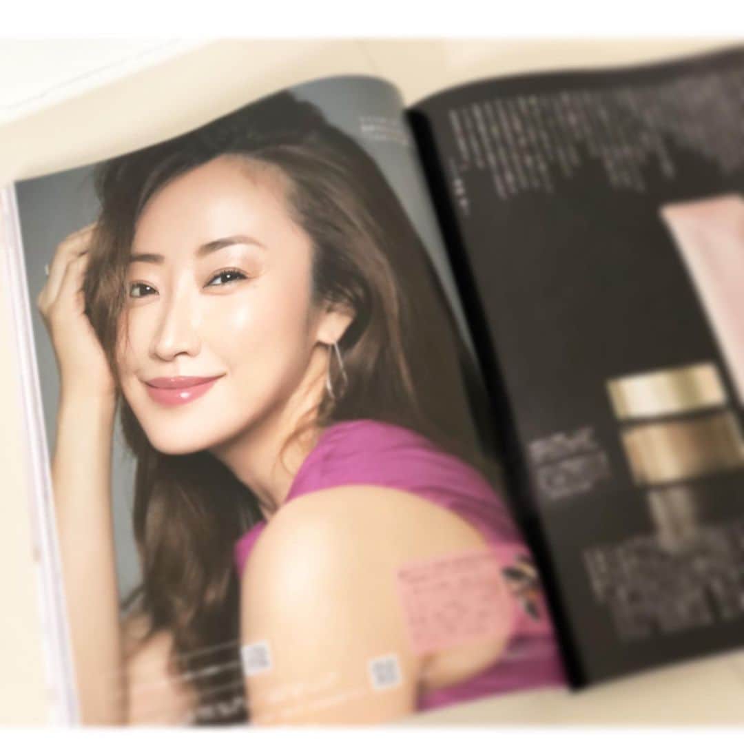 神崎恵さんのインスタグラム写真 - (神崎恵Instagram)「ただ今発売中の『美的』10月号 ポーチの中のご紹介をしています。 yslのドット柄ポーチで❤︎ @bitekicom」9月1日 14時54分 - megumi_kanzaki