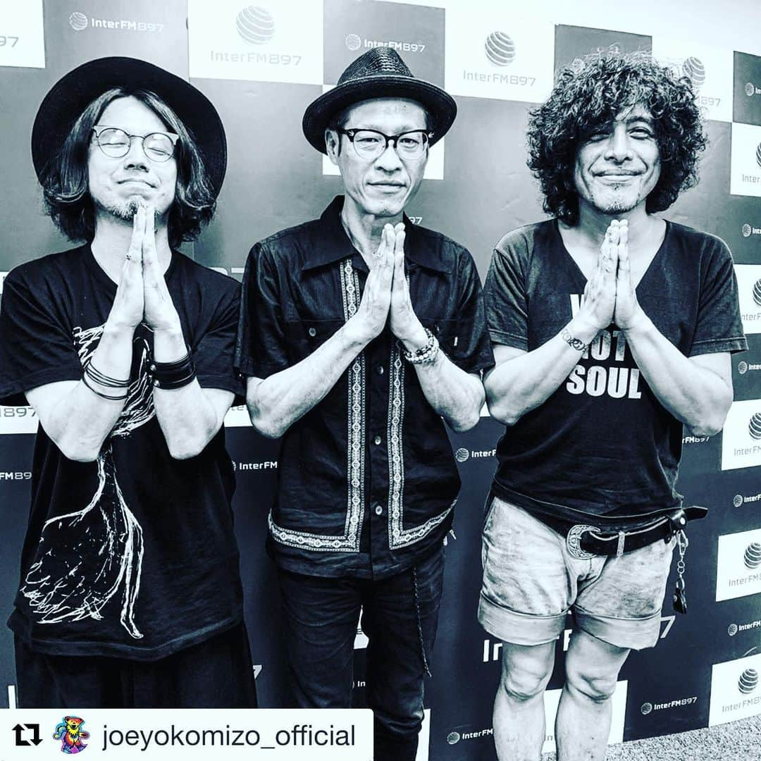 勝手にしやがれさんのインスタグラム写真 - (勝手にしやがれInstagram)「#Repost @joeyokomizo_official with @get_repost ・・・ 昨夜のInterFM897『love on music』、ゲストは武藤昭平さんでした🙆‍♂️🙆‍♂️🙆‍♂️・ ・ スタジオライブでは「オン・マニ・ペドメ・フン」と「四誓偈（しせいげ）」の仏教ヒットパレードが炸裂🔥🔥🔥🔥・ ・ いやぁ 有り難や、有り難や🙏🙏🙏・ ・ 聴き逃した方は、radikoのタイムフリーでチェックしてください☝🏻☝🏻☝🏻・ ご利益ありま〜す☺️☺️☺️・ ・ #武藤昭平 #武藤ウエノ #勝手にしやがれ  #オンマニペドメフムン #オンマニペメフン  #四誓偈  #佐藤タイジ #スタジオライブ #セッションライブ #ご利益あります #中津川ソーラー武道館  #interfm897  #loveonmusic  #ジョー横溝」9月1日 14時55分 - katteni_shiyagare_official