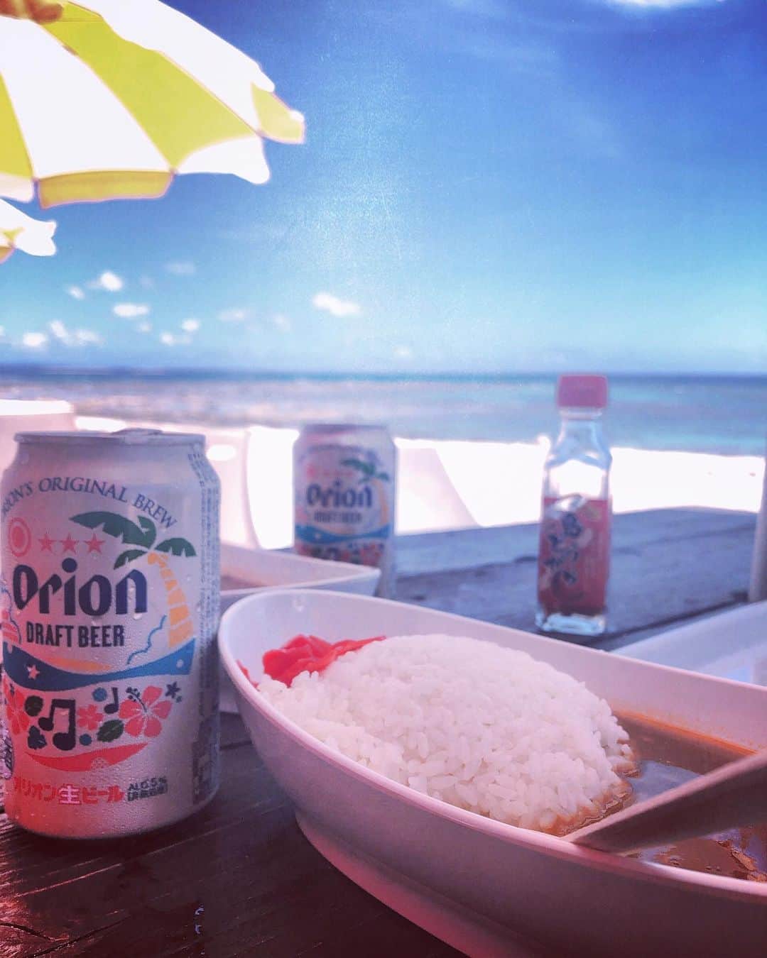 有馬綾香のインスタグラム：「#海 #カレー #オリオンビール #離島 #ビール #島とうがらし #激辛部 #青空 #summer #vacation #沖縄」
