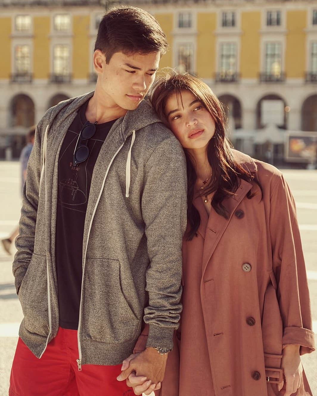 アン・カーティスのインスタグラム：「Magkatabi ngunit ‘di magtagpo. Dahil magkaiba tayo ng mundo. - the sad reality of Mae and Jekjek. . Salamat sa lahat ng nanood at patuloy na nanonood. Showing pa rin po ang Just A Stranger. 📸: @teyclamor #JustAStranger」