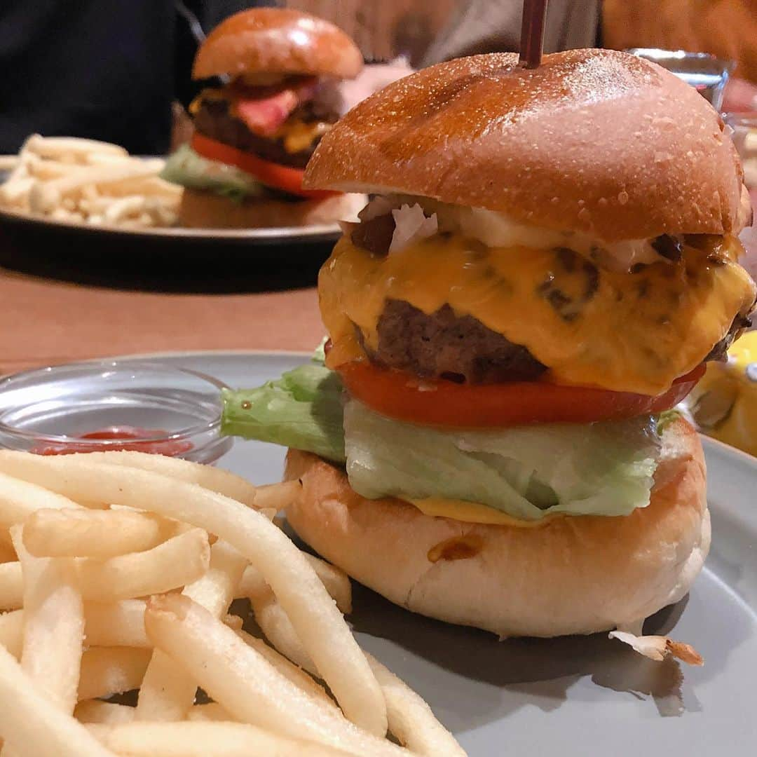 井上香織さんのインスタグラム写真 - (井上香織Instagram)「2019.9.1 ・ @ak.cafe やっぱり最高😆♡♡♡🍔 ・ #akカフェ #出石 #オシャレカフェ #地元 #ハンバーガー🍔」9月1日 15時11分 - kaorin888