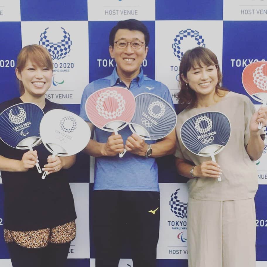 大菅小百合のインスタグラム：「“東京2020オリンピック・パラリンピック1年前PRイベント”としてトークショーに参加してきました🎤🎤🎤東京五輪音頭は娘も飛び入り参加😁👏🏻 ・ ・ ・ #東京五輪イベント #十勝プラザ #トークショー #7月24日の開会式まで #あと326日 #MC鈴木靖さん #お久しぶりの岡崎朋美さん #コロネケンさん #お世話になりました #nike」