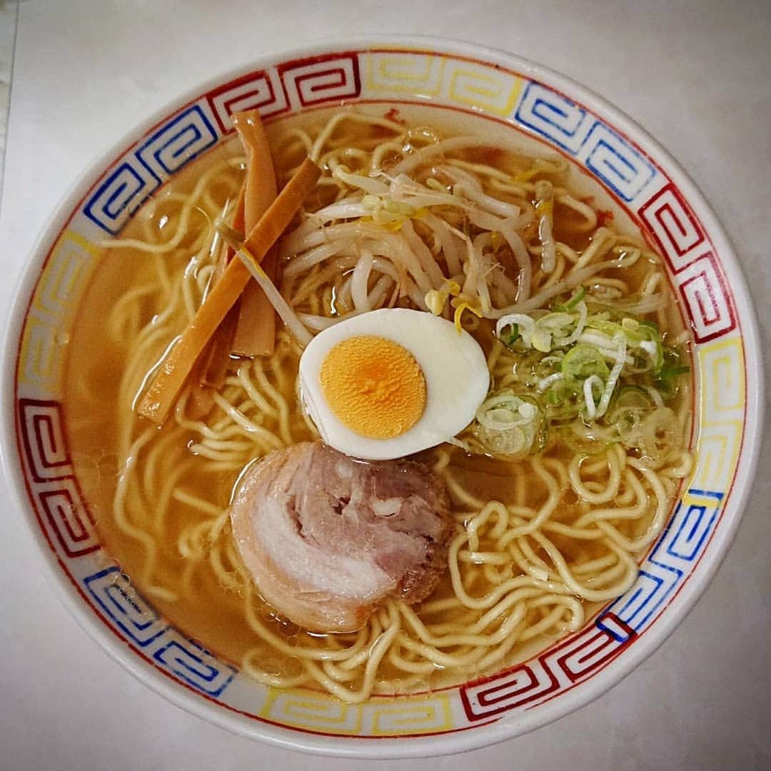 秦まりなさんのインスタグラム写真 - (秦まりなInstagram)「【ラーメン探訪記】 香味徳由良＊ラーメン 中 . あっさり、さっぱり、なのに、深みがあって品のあるスープ✨ 思わず飲み干したくなっちゃいます！ シンプル旨い、クセになるラーメンです✨ ごちそうさまでした✨ . . . #ラーメン#ラーメン巡り #ラーメン女子 #ラーメン食べ歩き #ラーメン部 #ラーメンパトロール #ラーメン日記 #ラーメン大好き #ラーメン好きな人と繋がりたい #ラーメンスタグラム #ラーメンインスタグラマー #麺スタグラム #麺スタグラマー #香味徳由良 #鳥取 #鳥取県#北栄町 #コナンの町 #tottori #japan#アナウンサー#announcer」9月1日 15時12分 - marina.hata