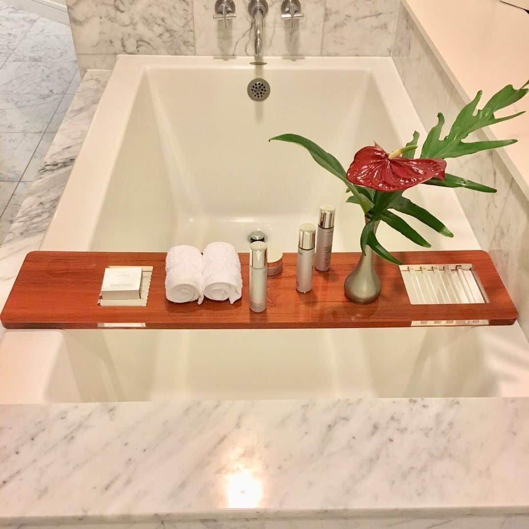 Trump Waikikiさんのインスタグラム写真 - (Trump WaikikiInstagram)「Enjoy our luxurious bath amenities for a relaxing evening in your deep soaking tub.  #trumpwaikiki #naturabisse #neversettle #bathamenities  ナチュラビセのアメニティでバスタイムをお楽しみください。フルサイズは７階のザ・スパにて取り扱っております。  #トランプワイキキ #5つ星ホテル #ラグジュアリートラベル #ハワイアンウェディング #バスアメニティ」9月1日 15時21分 - trumpwaikiki