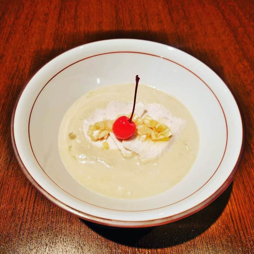 宮田麺児のインスタグラム：「夏の限定 「タレたっぷり冷やし中華」 大好評につき 来週 日曜日まで延長！！ ですがスープ無くなり次第終了です。 ごま 醤油タレを超えた 第三のタレ 「納豆」です。 #宮田麺児 #冷やし中華」