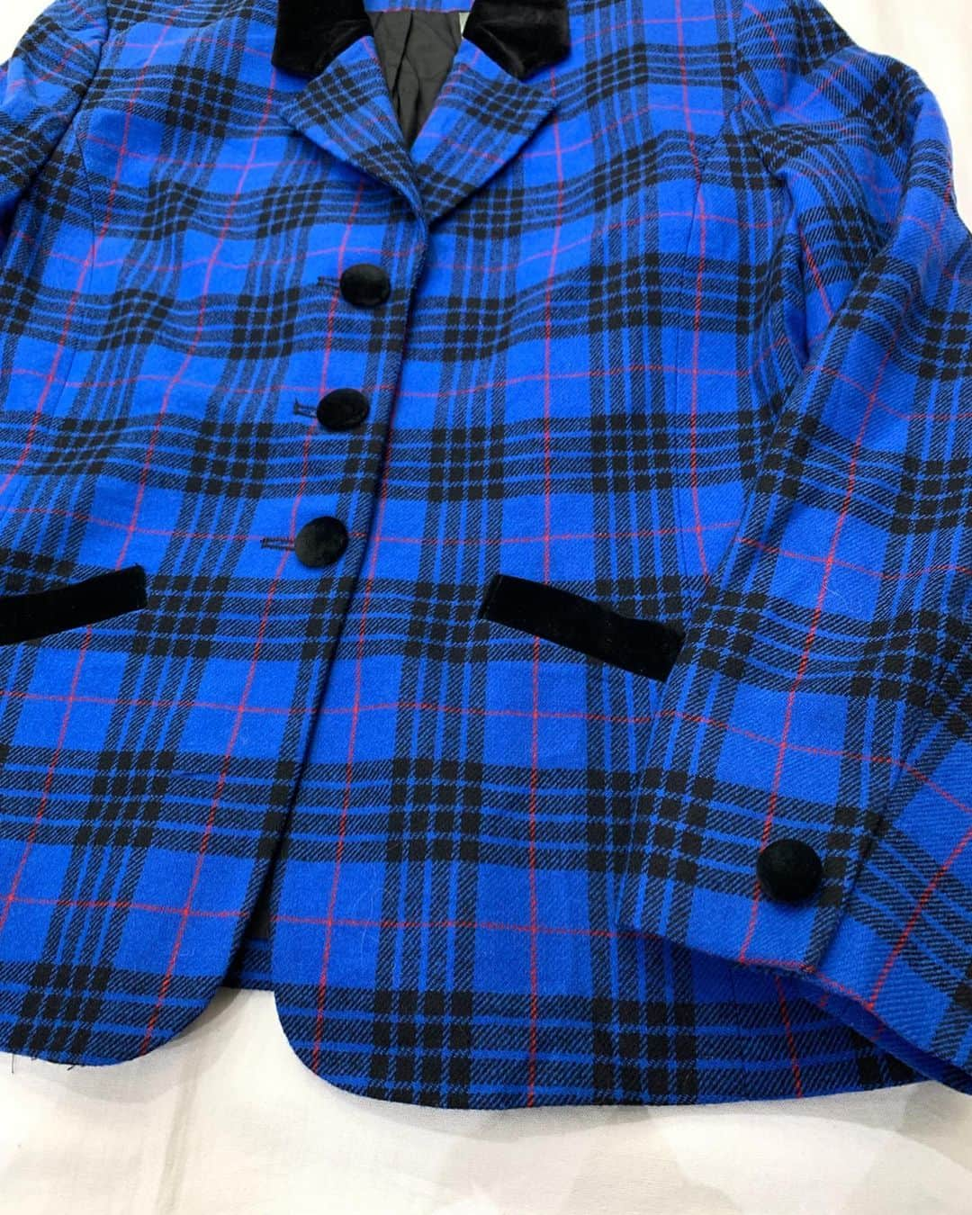 ジャムルさんのインスタグラム写真 - (ジャムルInstagram)「PENDLETON blueタータンチェック SET UP ¥9500+tax jacket 肩幅 43cm 身幅 52.5cm 着丈 63.5cm 袖丈 62cm . skirt ウエスト 69cm 全長 74.5cm . 通販も可能です。 お問い合わせはお電話で承ります。 . #お問い合わせはお電話で承ります #jammru #osaka  #fashion  #streetstyle  #streetfashion  #vtg  #vintage  #used  #usedclothing  #古着 #古着屋 #ファッション #70s #80s #90s#pendleton」9月1日 15時34分 - jammru