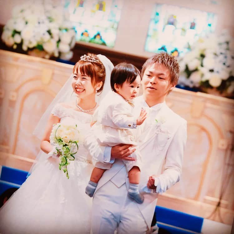 あやなんさんのインスタグラム写真 - (あやなんInstagram)「9月1日 .  結婚式から1年が経ちました。 . 去年の8月は式に向けての準備で人生で1番ってくらい忙しくてマリッジブルー的な感じになったり喧嘩ばっかりしてたなぁ、、、と色々と思い出したり、息子の成長を改めた感じたり、今日は色んなことを考えてます💕🥰 . 一番に、こんなにも沢山の方にお祝いしてもらったんだから一生幸せでいないとな！！！って改めて噛み締めてる、、、！ . これからもずっと柴田家仲良しでありたいと思います❤️ とにかく結婚式って最高だし大変だけど心からやってよかったと思える！ みんなも迷ったらやった方がいいと思う！💒💖 . てなわけでちょいと思い出話でしたー！！！ #結婚式#思い出」9月1日 15時36分 - ayachan_0619