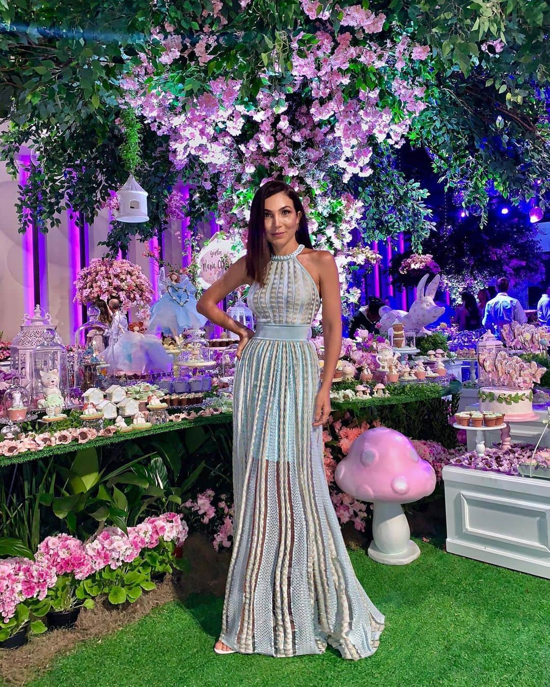 Lalá Noletoさんのインスタグラム写真 - (Lalá NoletoInstagram)「No jardim encantado da Maria ✨ 💐 De vestido @docedecoco_oficial 💐  In Maria's Enchanted Garden ✨ 💐 In @docedecoco_oficial Dress 💐  Dans le jardin enchanté de Maria ✨ En robe @docedecoco_oficial 💐」9月1日 6時40分 - lalanoleto