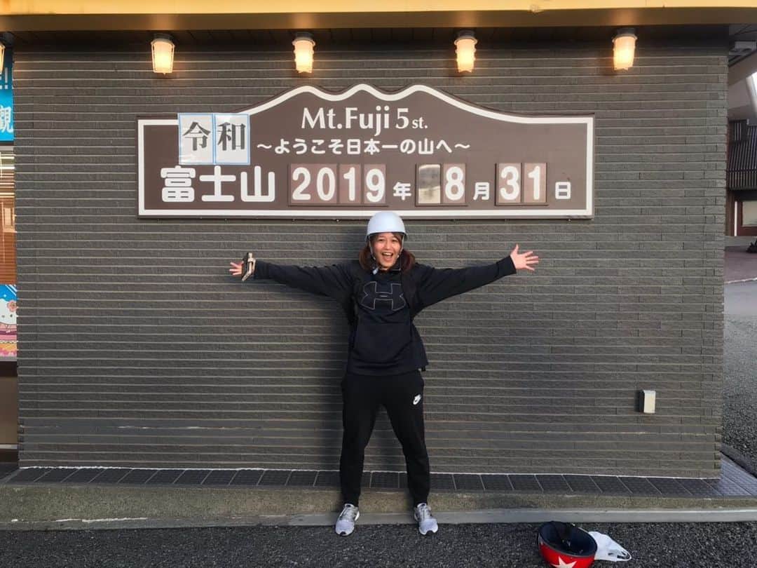 朱里さんのインスタグラム写真 - (朱里Instagram)「富士山初めて登りました😊 いろいろありすぎて四人の絆がかなり深まったかもです😎🧡 疲れたー！でも日の出めっちゃ綺麗だったー！！！ #富士山 #日の出 #初めて」9月1日 6時43分 - syuri_official