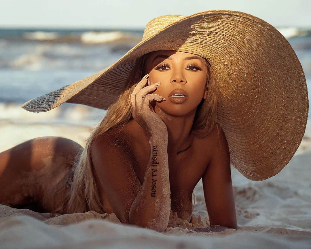 Brittany Rennerのインスタグラム：「Getting my sandy cheeks passionately beat on the beach by someone I trust is on my bucket list 🗒」