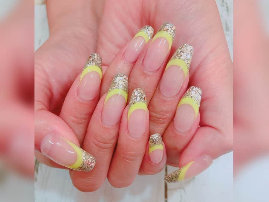 鈴木愛美さんのインスタグラム写真 - (鈴木愛美Instagram)「💛✨💛✨💛✨💛✨💛 . 【New❤︎nail】 @nailcarry_shibuya @mirei_amari . 遅くなっちゃったけど この間までのnailちゃん💅💕 . このネイル超お気に入りっ💛✨ . このイエロー×ホロのWフレンチネイル 同じお揃いネイルにしてくれた方々が めちゃくちゃ多くて嬉しかったですっ\(//∇//)\💋 . ハンドもフットもたまらなく可愛い😍🌴💕 . . . #carry #nail #nails #shibuya #new #yellow #frenchnails #footnail #summer #summernail #clearnails #handnail #ネイル #自爪ネイル #フレンチネイル #Wフレンチネイル #イエローネイル #クリアネイル #フットネイル #夏ネイル」9月1日 6時56分 - x.manya.x