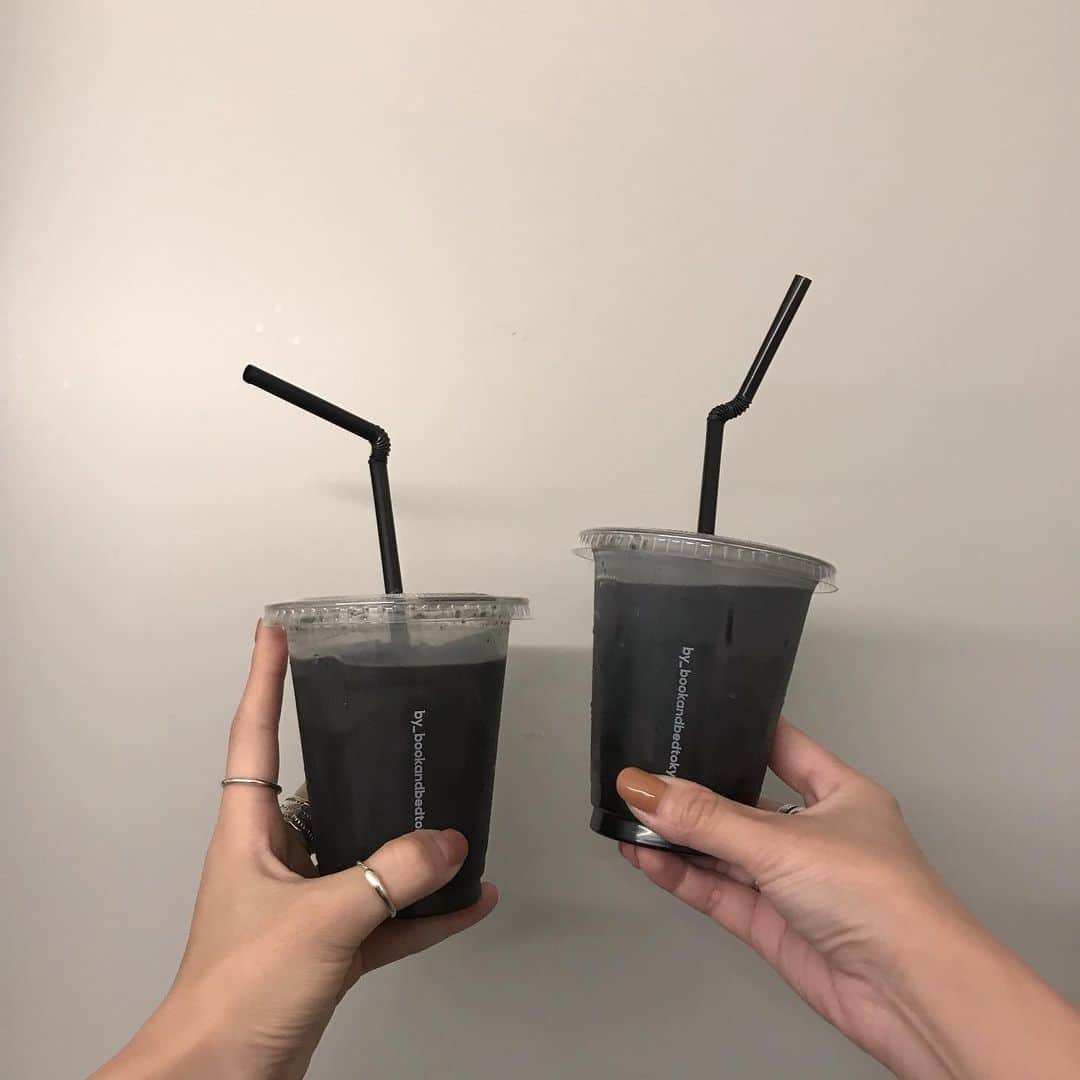 のインスタグラム：「⚫️⚫️⚫️ #bookandbedtokyo #cafe #coffee #strawberrylatte #blacklatte ・ ・ ・ 『ブラックラテ☕️』と 『ストロベリーラテ🍓』👭💛 （⚠️現金使えないので要注意） ・ 漆黒の正体は竹炭なんだとか、、、👀」