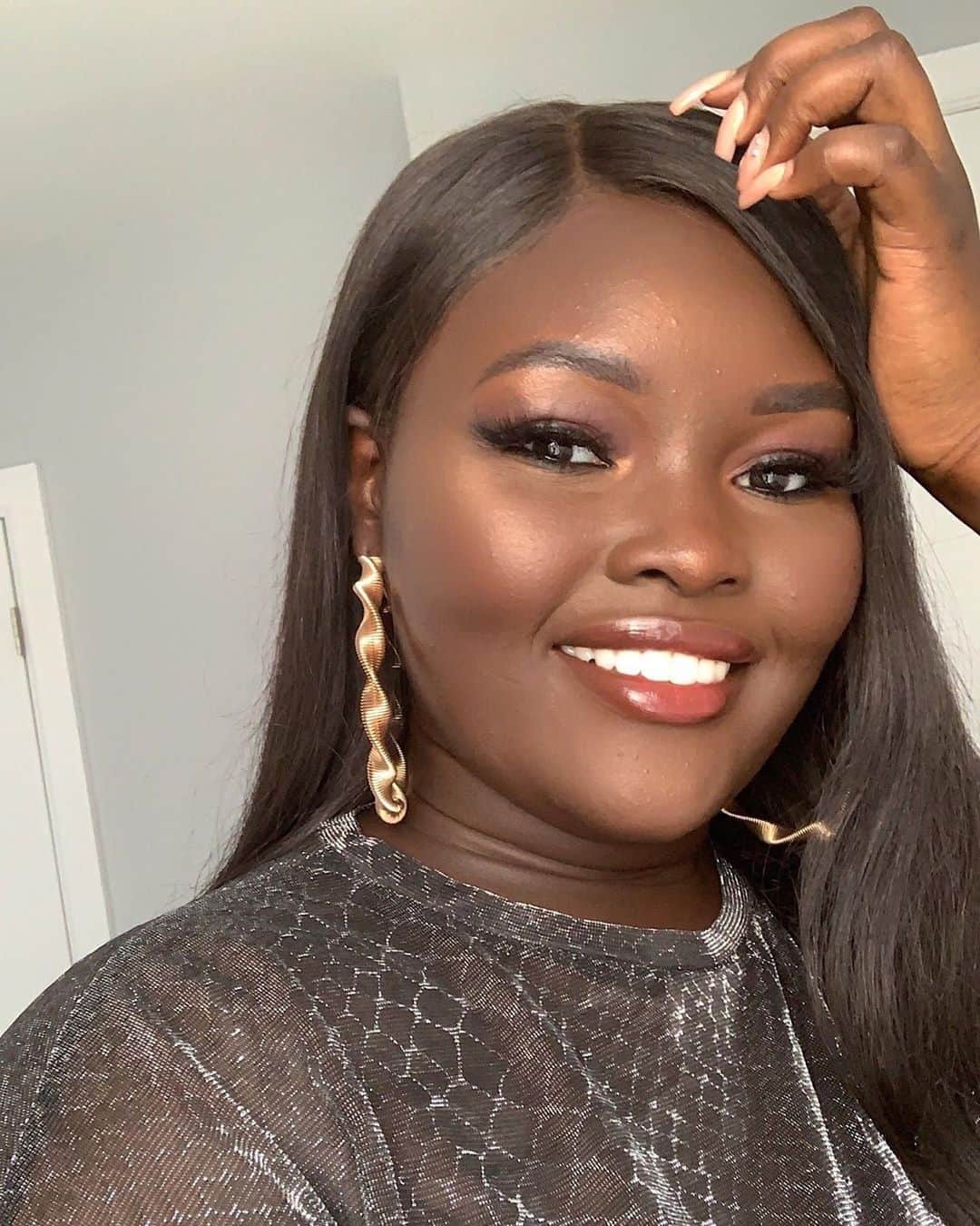 BECCAさんのインスタグラム写真 - (BECCAInstagram)「So glowy, so good🥰 @ndeye.peinda is GLOWING with Pressed Highlighter in Chocolate Geodel✨ - #Repost」9月1日 7時00分 - beccacosmetics