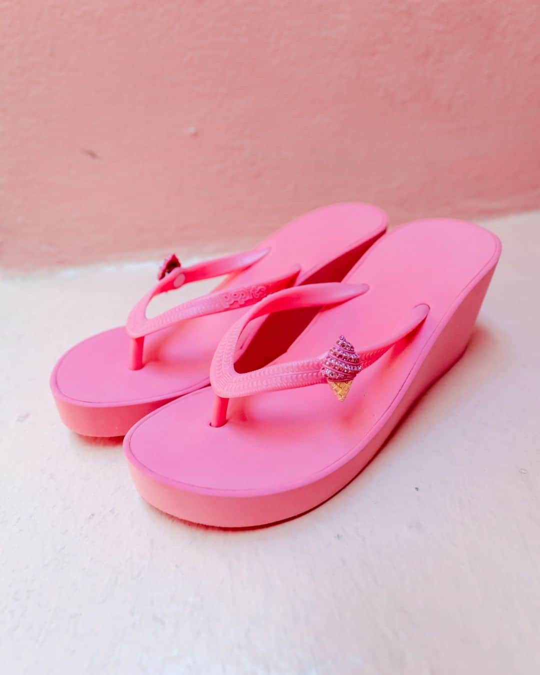 Popits Hawaiiのインスタグラム：「High Heel Wedge Pink x Ice cream charms🍦👣⁠ ⁠ ⁠ #popitshawaii #ポピッツ #sandals #charms #alohastate #luckywelivehawaii #waikiki #footwear #thong #happyfeet #flipflops #slippers #ハワイ #ハワイ旅行 #ハワイ好き #ハワイ大好き #ハワイ好きな人と繋がりたい #ビーチサンダル #フラ #フラダンス #占い #honolulu #icecream #oahu」