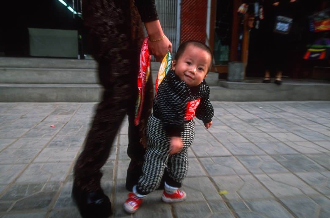 Michael Yamashitaさんのインスタグラム写真 - (Michael YamashitaInstagram)「Learning to walk with a little help from Pops. #Dunhuang #Gansu #China」9月1日 7時00分 - yamashitaphoto