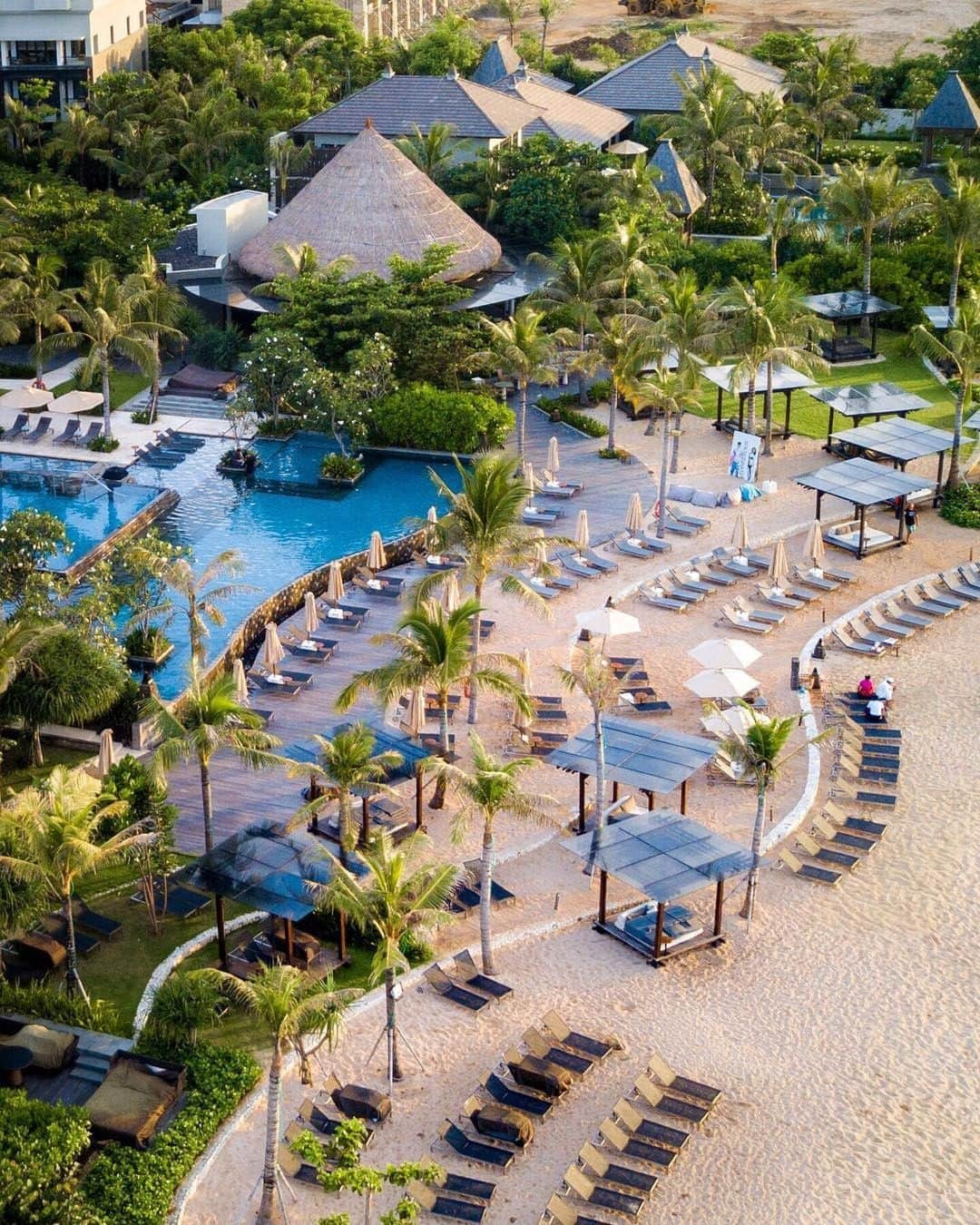 リッツ・カールトンさんのインスタグラム写真 - (リッツ・カールトンInstagram)「Enjoy the sunshine and coastal breezes of a beautiful day at The Ritz-Carlton, #Bali. ⁣⁠ ⁣⁠ #NusaDua #Indonesia #Island #Sunshine #Coast #Ocean #Beach #Pool #PalmTrees #Vacation #Getaway #SummerVacation #Travel #Travelgram #InstaTravel #TravelDiaries #RCPartner via – @nodestinations」9月1日 7時00分 - ritzcarlton