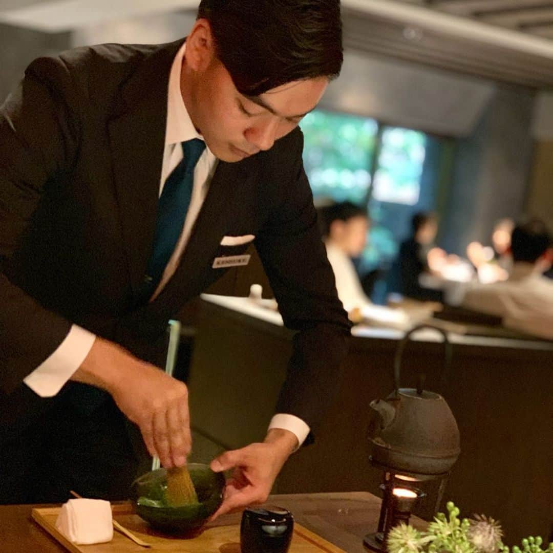 山岸久朗さんのインスタグラム写真 - (山岸久朗Instagram)「南青山の超弩級にオシャなレストランでランチ。「港区おじさん」みたいな人がいっぱいおったw #港区 #港区おじさん #港区女子 #東京カレンダー #東カレ #レフェルヴェソンス #leffervescence #フレンチ #おしゃ #食べログゴールド #食べログgold #ミシュラン東京 #ミシュラン2つ星  #青山グルメ #南青山グルメ #表参道グルメ #西麻布グルメ #港区グルメ #助けて山ちゃん まであと1日 #山岸久朗 #山岸弁護士 #山岸弁護士が飯テロ中 #山岸弁護士の日本一周」9月1日 7時08分 - yamaben