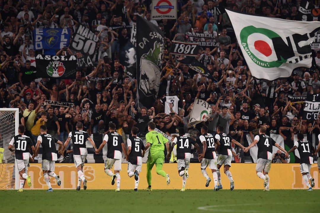 フェデリコ・ベルナルデスキのインスタグラム：「Una vittoria importantissima e la grinta di un grande Capitano in panchina nonostante il dolore.  Mai come oggi il nostro motto ha un senso: #finoallafine ⚪️⚫️ #JuveNapoli #LiveAhead」
