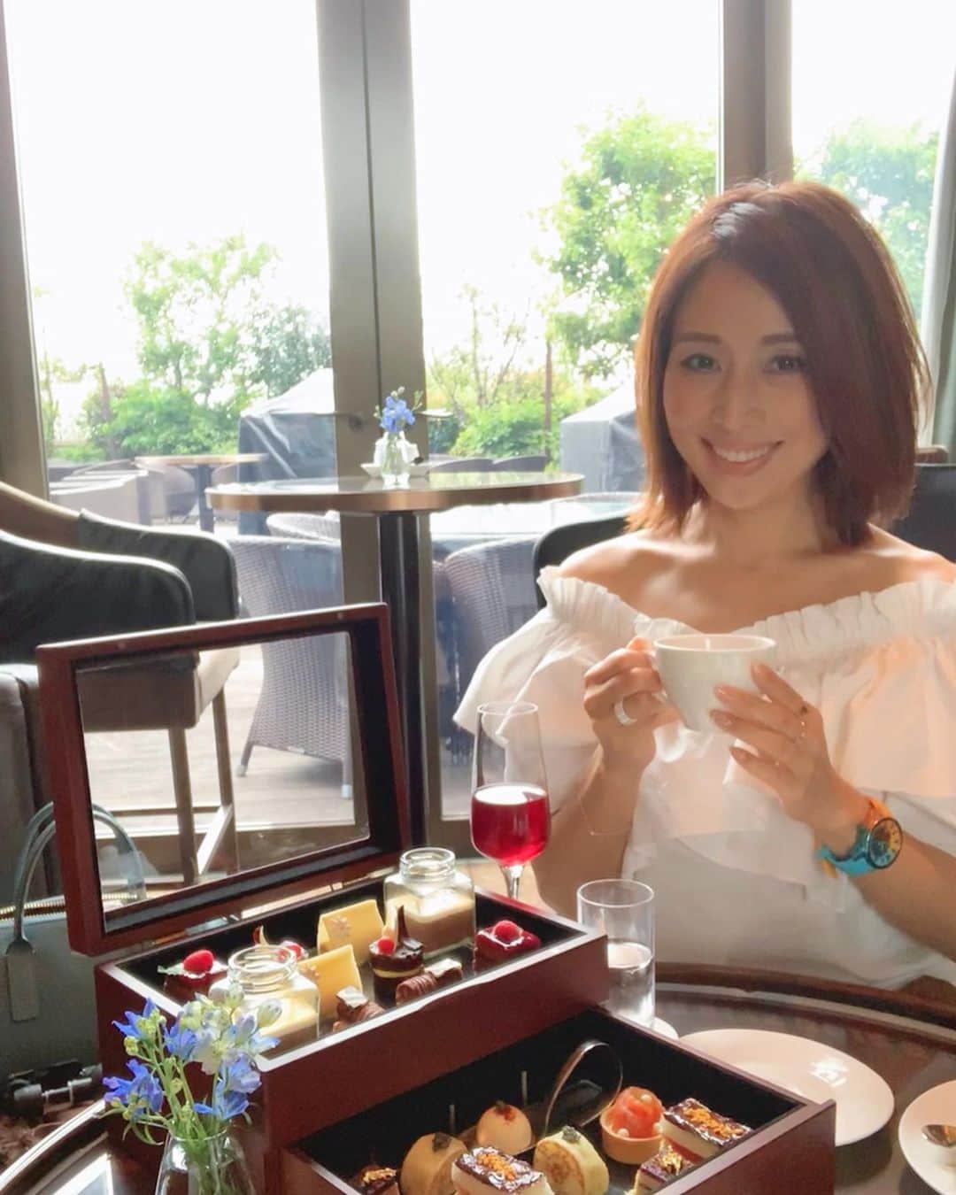 のインスタグラム：「ハイヒールLOVERS Ayako⁑  セントレジスホテル大阪 マリベル アフタヌーンティーへ☕️ NYのチョコレート専門店マリベルのチョコがサンドイッチにも乗っていたり、まさにチョコ尽くし🍫たまらんー💕 段々の箱に入ったセイボリーとスイーツが可愛いすぎるよ マリベルアフタヌーンティーは10/30まで セントレジスバーの雰囲気が大好きすぎる  全身コーデは後ほど♪  #ハイヒールLOVERS #宮田綾子 #セントレジス大阪 #セントレジスホテル大阪 #stregishotel #stregishotelosaka #マリベル #マリベルアフタヌーンティー #マリベルチョコレート #アフタヌーンティー #チョコレート #チョコ好き #大阪カフェ #大阪グルメ #osakacafe #osakatrip #大阪旅行 #カフェ #カフェ好き #あやカフェ #afternoontea #mariebelle」