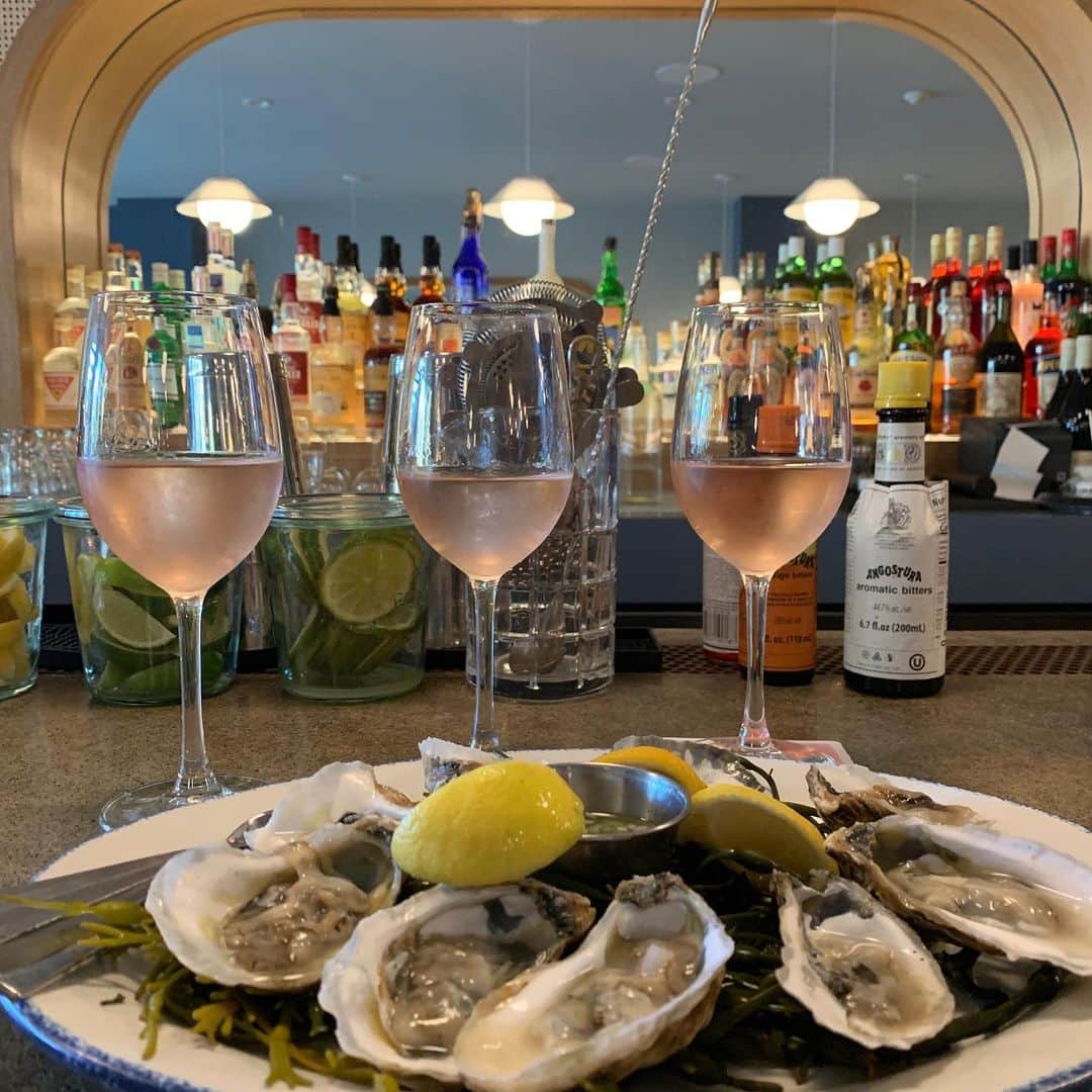 ナネットレポーのインスタグラム：「Good things come in threes! #happyhour」