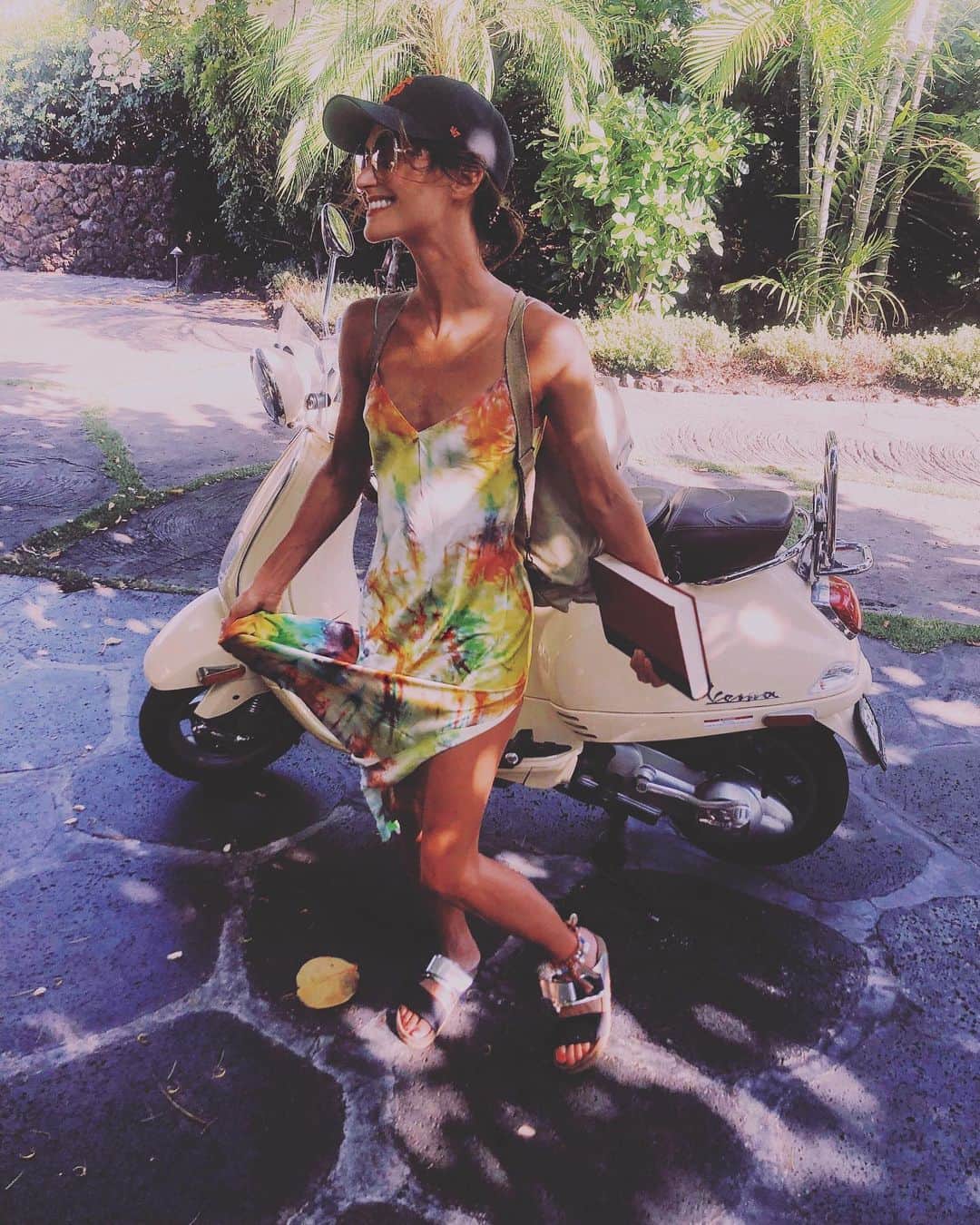 ダニジョーのインスタグラム：「LET’S GO FOR A CRUISE 🛵✨☀️」