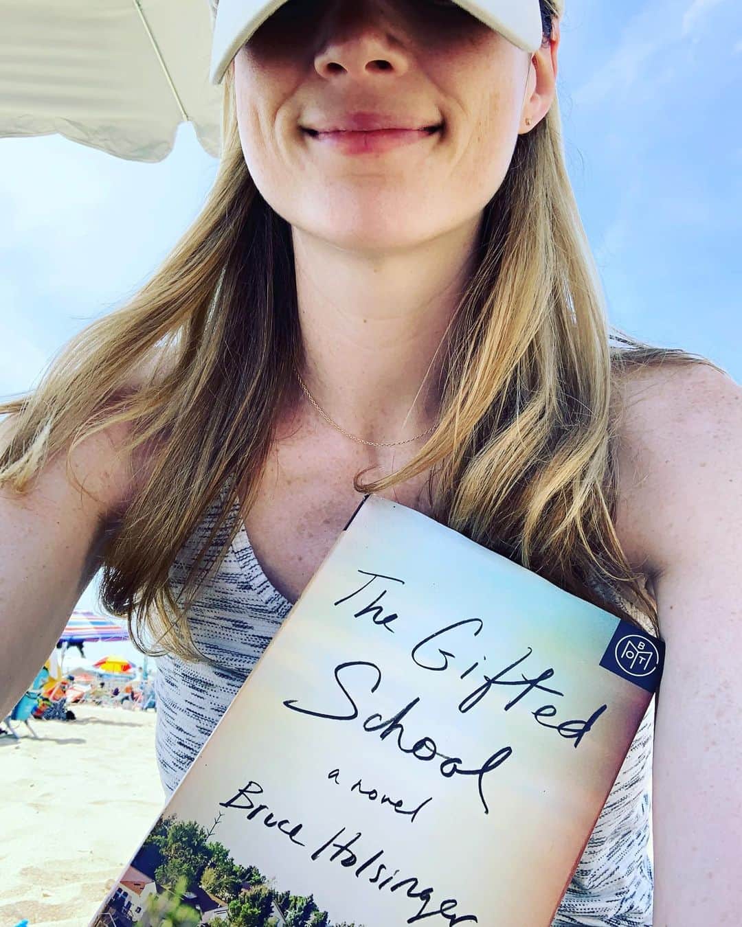 クリステン・コノリーのインスタグラム：「🚨Page turner🚨! Loving The Gifted School📚🏖 #botm #springlakebeach #spf」