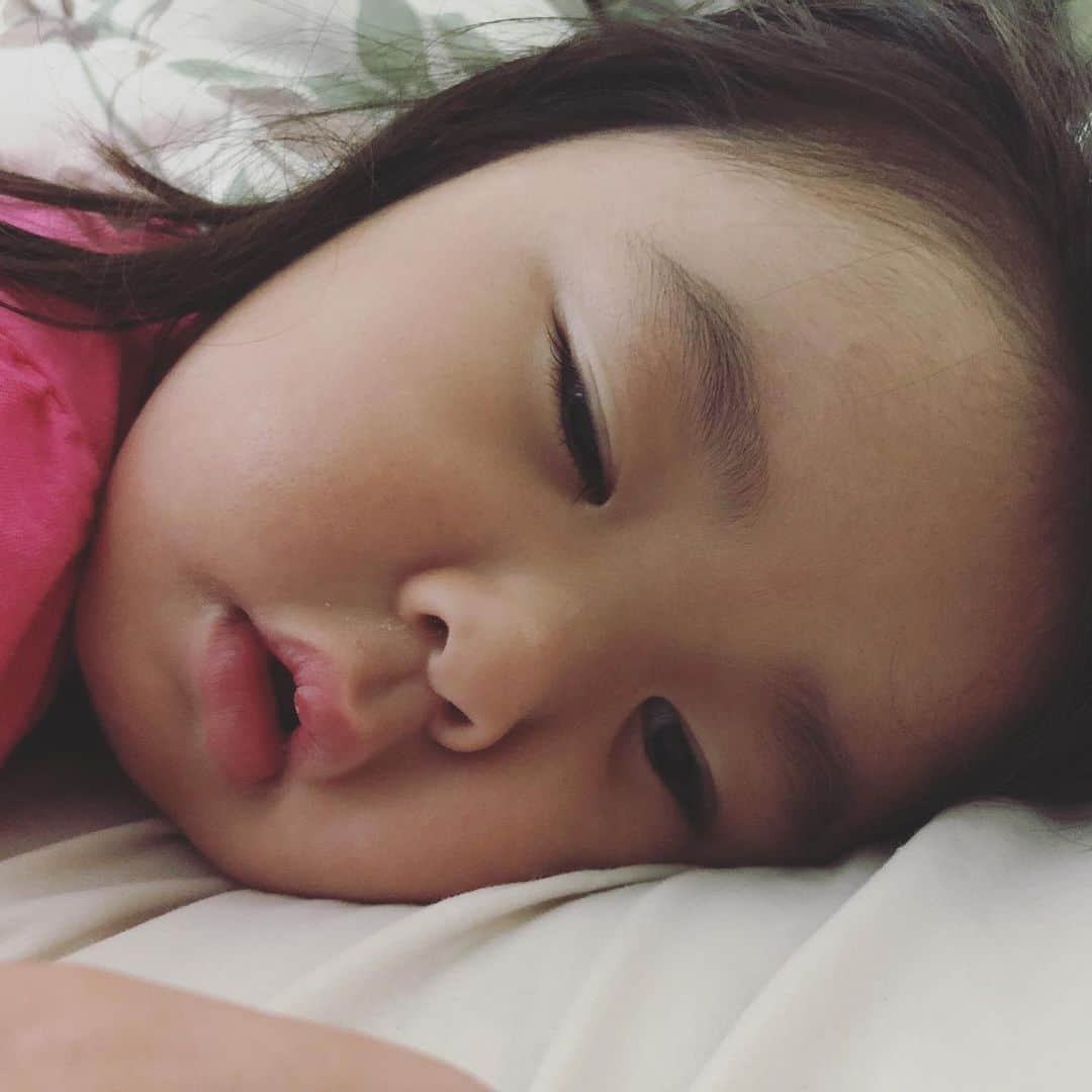 フロリダさえさなのインスタグラム：「おーい、目を閉じるの忘れてるよー笑 #おひるね #目をあけたまま」