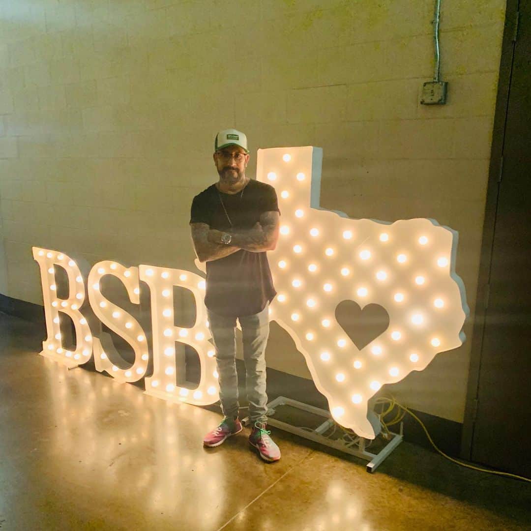 A.J.のインスタグラム：「So great to be back in Texas we love it here. Can’t wait to rock Houston tonight love y’all #DNAWorldTour」