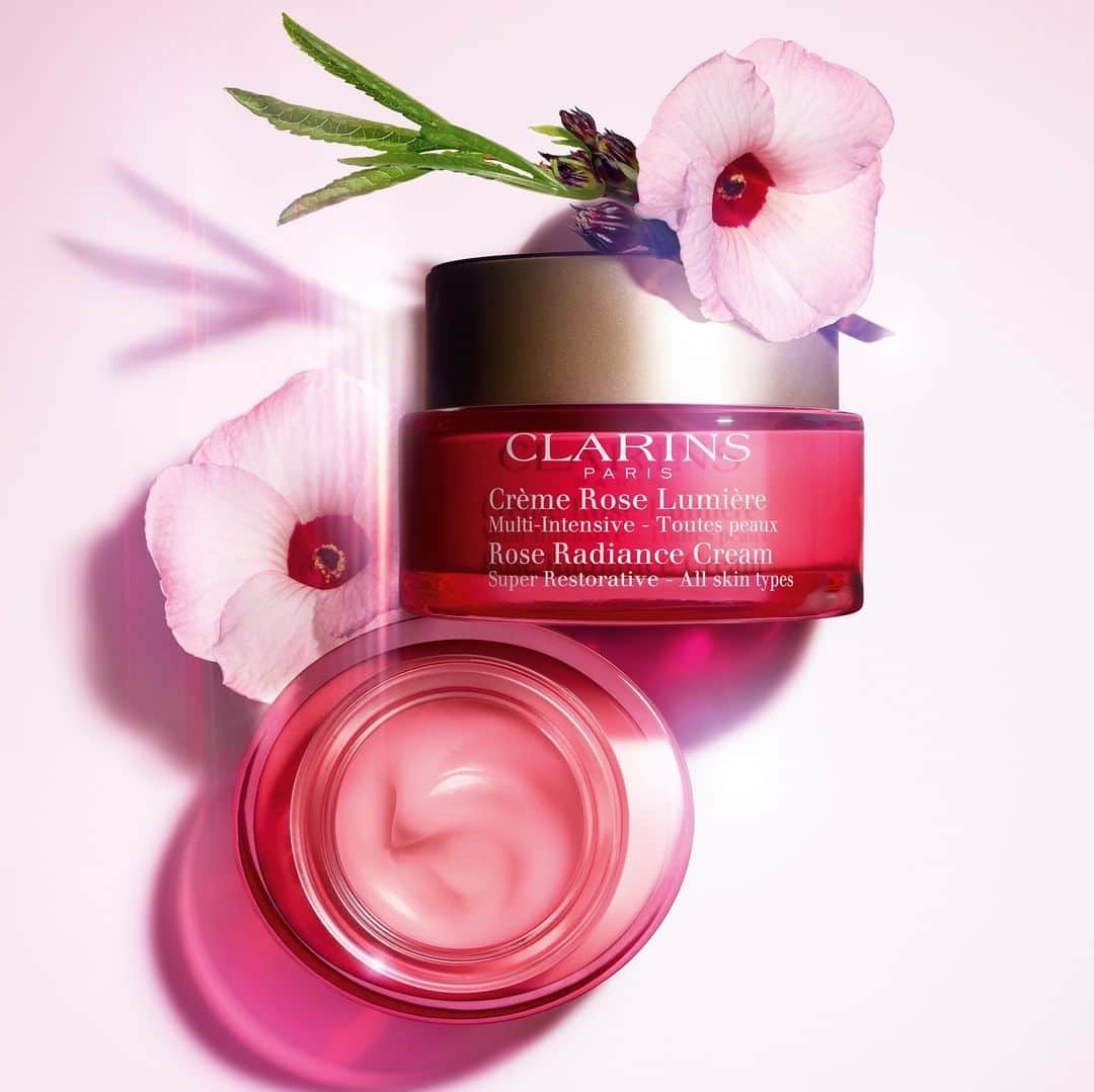 CLARINSさんのインスタグラム写真 - (CLARINSInstagram)「NEW Rose Radiance Cream's 3-in-1 replenishes skin and delivers a rosy glow with nature's most powerful ingredients. 🌺Hibiscus flower acids exfoliate for smoothed skin 💦Hyaluronic acid deeply hydrates 🍊Vitamin C targets dark spots to even complexion 🌱Shea butter softens & soothes #ClarinsSkincare」9月1日 7時45分 - clarinsusa