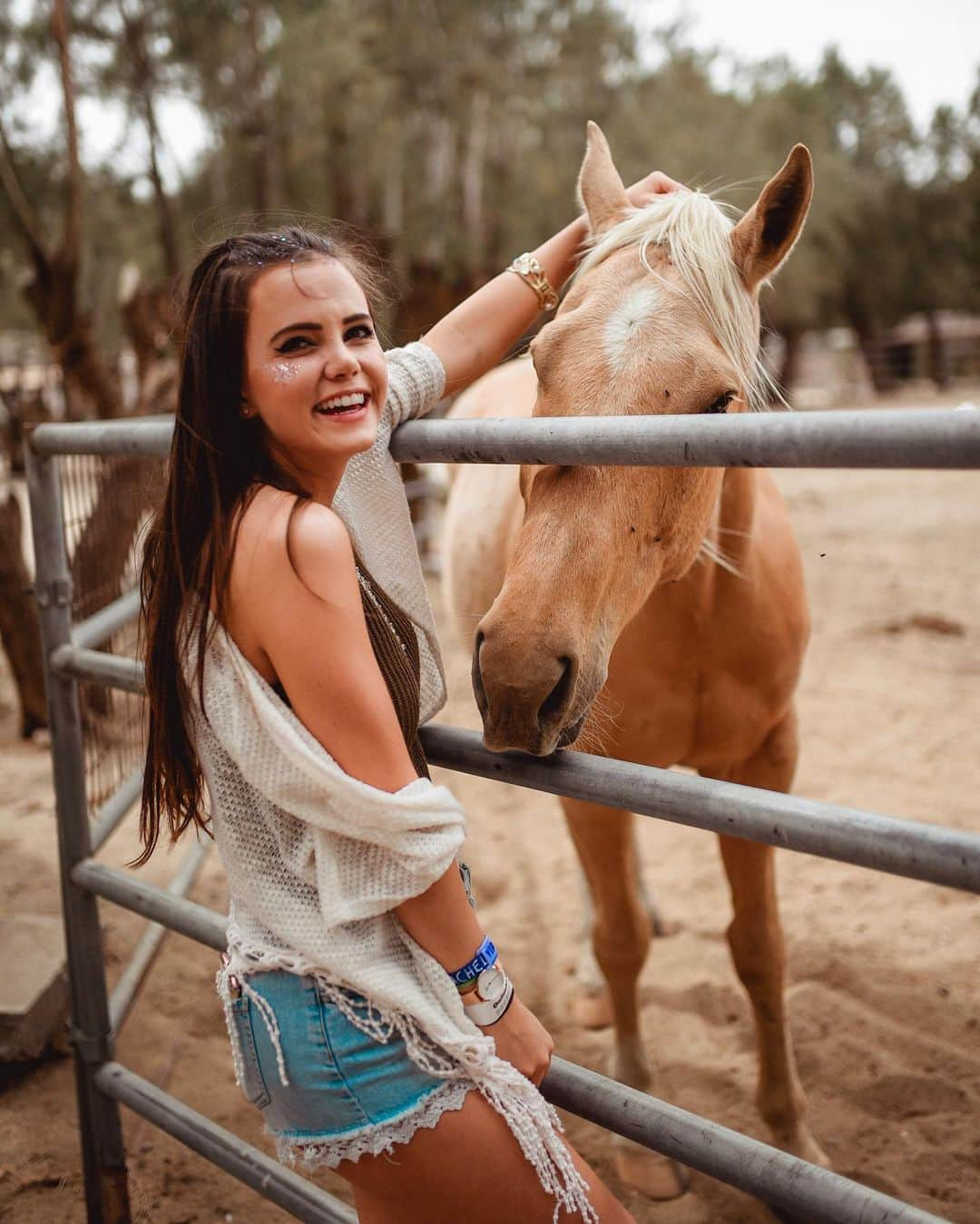 ティファニー・アルボードさんのインスタグラム写真 - (ティファニー・アルボードInstagram)「HOLD YOUR HORSES.. okay fer real stop horsin’ around, if you haven’t seen my new video yet, all I have to say to that is NEIGH 🐴🤪 hehe —> // LINK IN BIO 😘 // It’s a cover of “Small Talk” by @KatyPerry! #cover #smalltalk - -💥 QOTD: would you rather have a horse or a pig as a pet?! 🤷‍♀️🤔 I would pick a horse.」9月1日 7時46分 - tiffanyalvord