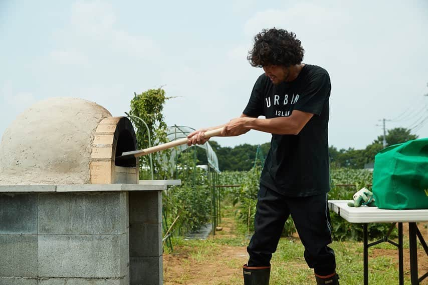 三浦理志さんのインスタグラム写真 - (三浦理志Instagram)「畑で収穫した夏野菜たちで マルゲリータ&マリナーラ❗️ 窯で焼くピザは最高さ〜‼️ 鬼うまです‼️ #ミウラメシ #surfandnorf #farm #farmer #vegetables #pizza #margherita  #marinara #basil #zucchini #cooking #garlic #畑 #野菜 #夏野菜 #自家製野菜 #農夫 #ズッキーニ #にんにく #バジル #唐辛子 #ピザ #マルゲリータ #マリナーラ #料理 #鬼うま #自産自消」9月1日 7時56分 - mar4m