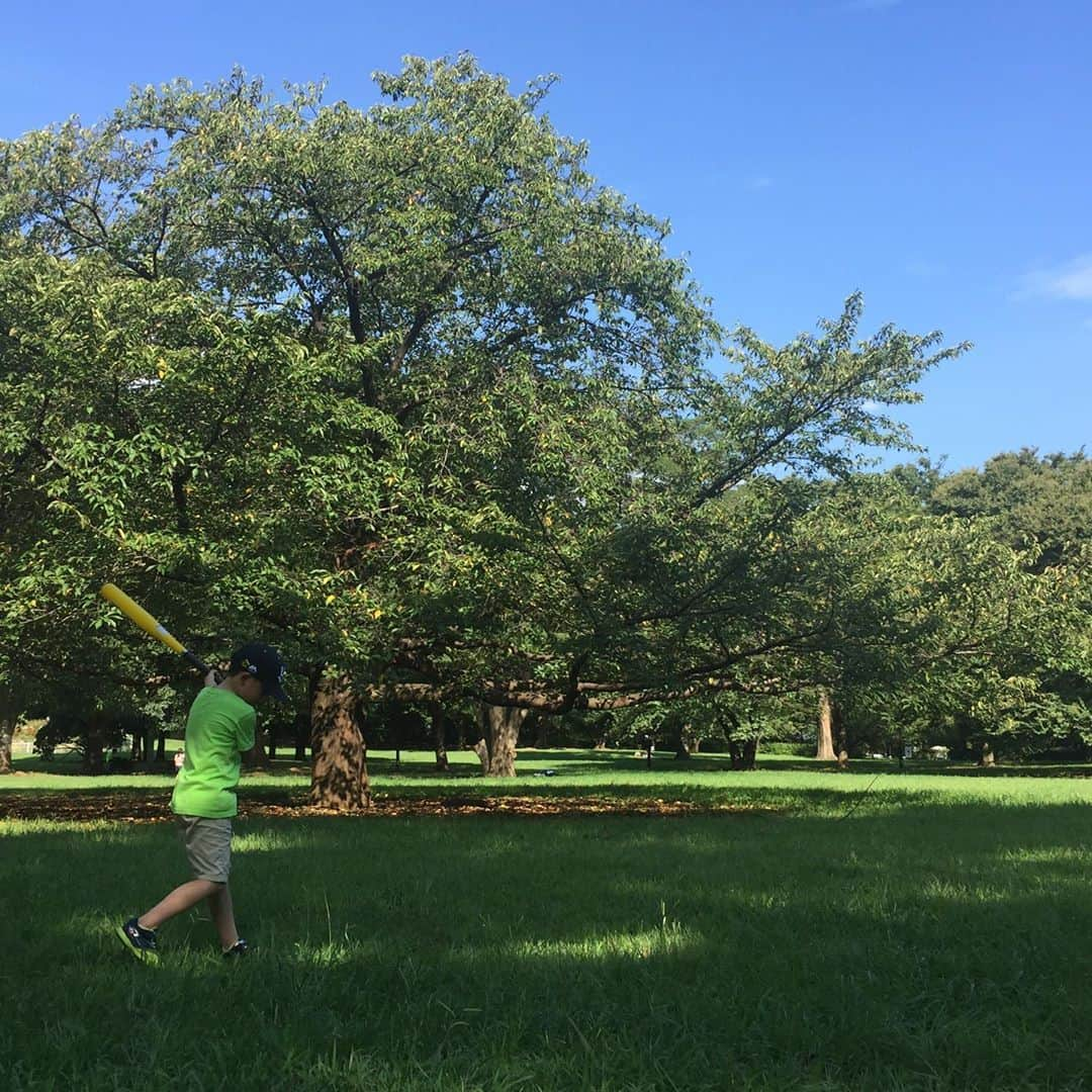 坂東亀三郎さんのインスタグラム写真 - (坂東亀三郎Instagram)「とある日も、 飽きずにずっと公園。  ボールを使える公園が減ったよね。 遊具で遊ぶ子供の近くにベッタリな親。  僕は昭和の古〜いタイプの親だから、少し離れた所から見守るタイプ、なるべく手出ししない。  時代は変わる。 その変化に付いていくのに必死。 自分の当たり前が当たり前ではない時代。  育児だけではなく、 生きて行く事の全てに 持っている定規が合わなくてなっている。  今夏は特にそんなストレスを感じた。  今日から九月。 蜻蛉が飛び交う空や、雲や風はすっかり秋。  今日も今日をフルスイングで生きる。 人と違ってもいいわな。 昔っから多数決すると必ず少数派。 自分は自分、気持ちと感覚に素直に進むわ！  #歌舞伎 #音羽屋 #歌舞伎役者 #亀三郎 #坂東亀三郎 #六代目 #彦三郎 #坂東彦三郎 #九代目 #歌舞伎部 #otowayabando #親バカ部 #倅マン #えみふる コメントはお気軽に📝  で、何が言いたいかって言うと、  僕にも良く分からない（笑。」9月1日 7時56分 - otowayabando