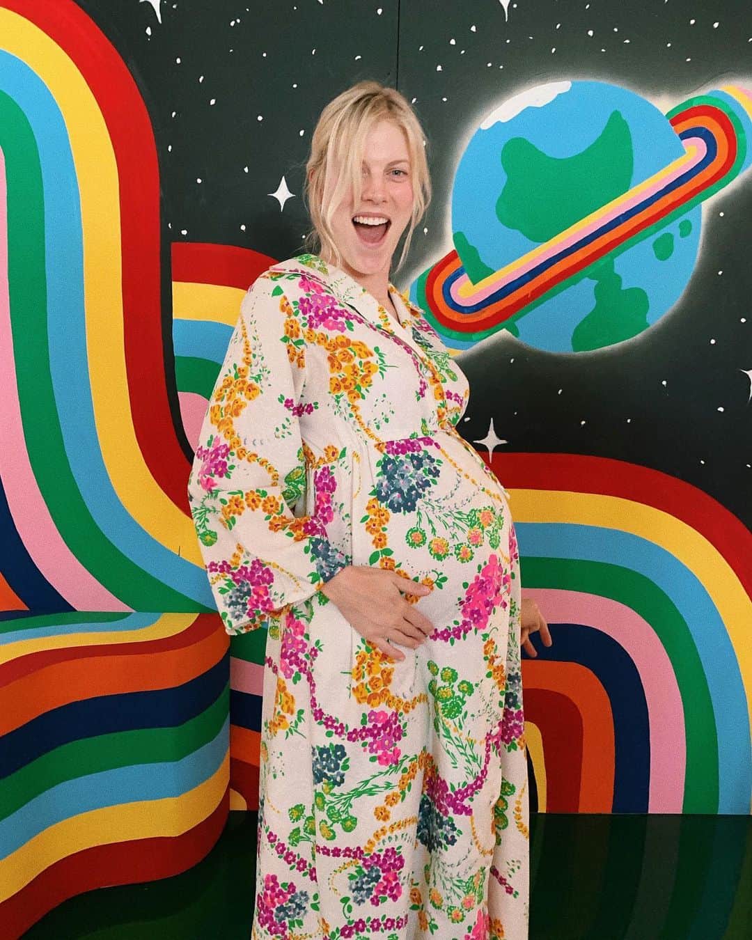 のインスタグラム：「Baby mama photo booth 🌈💞🙌🏼 @juliagaldo @youngbabydane」